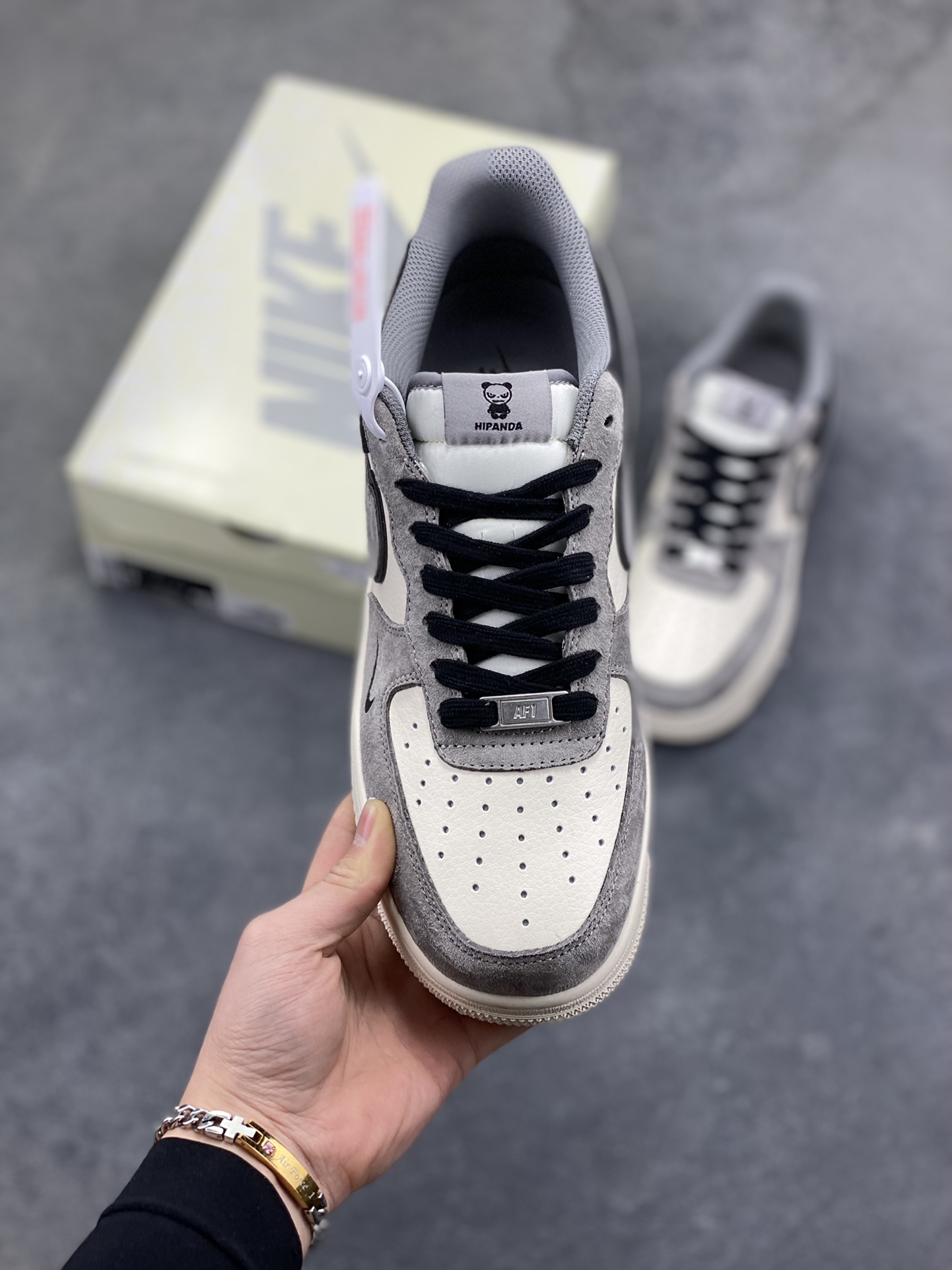 图片[2]-高端定制Nike Air Force 1 ‘07 Low “暴力熊联名——黑灰拼接” 高端定制 低帮休闲板鞋 定制鞋盒 大厂纯原品质出货 超高清洁度 皮料切割干净无任何毛边 细节完美 货号：XD9314-611 尺码：36 36.5 37.5 38 38.5 39 40 40.5 41 42 42.5 43 44 44.5 45-选品中心