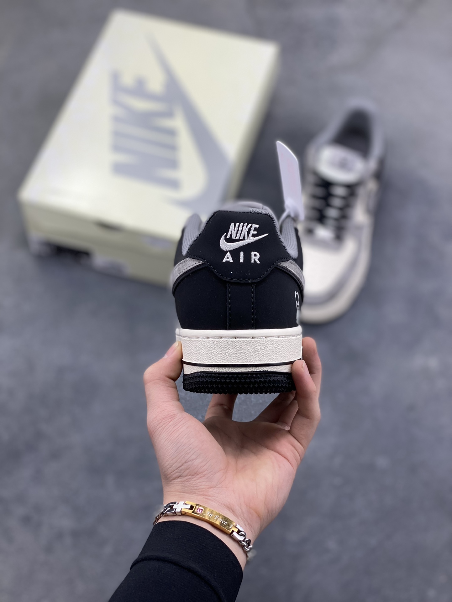 图片[4]-高端定制Nike Air Force 1 ‘07 Low “暴力熊联名——黑灰拼接” 高端定制 低帮休闲板鞋 定制鞋盒 大厂纯原品质出货 超高清洁度 皮料切割干净无任何毛边 细节完美 货号：XD9314-611 尺码：36 36.5 37.5 38 38.5 39 40 40.5 41 42 42.5 43 44 44.5 45-选品中心