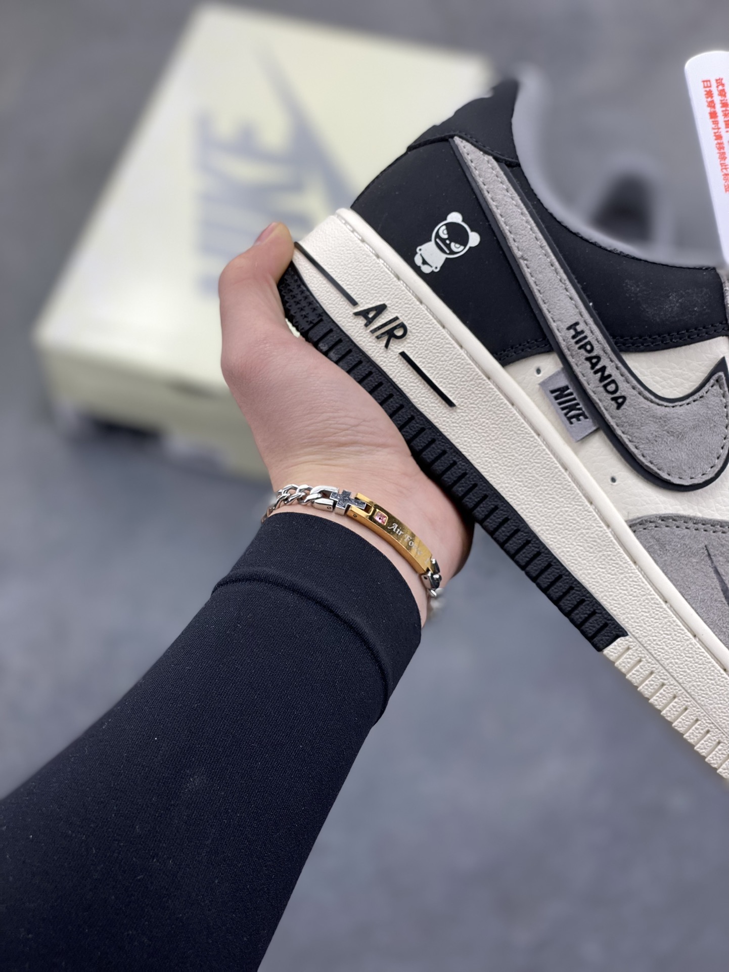 图片[6]-高端定制Nike Air Force 1 ‘07 Low “暴力熊联名——黑灰拼接” 高端定制 低帮休闲板鞋 定制鞋盒 大厂纯原品质出货 超高清洁度 皮料切割干净无任何毛边 细节完美 货号：XD9314-611 尺码：36 36.5 37.5 38 38.5 39 40 40.5 41 42 42.5 43 44 44.5 45-选品中心
