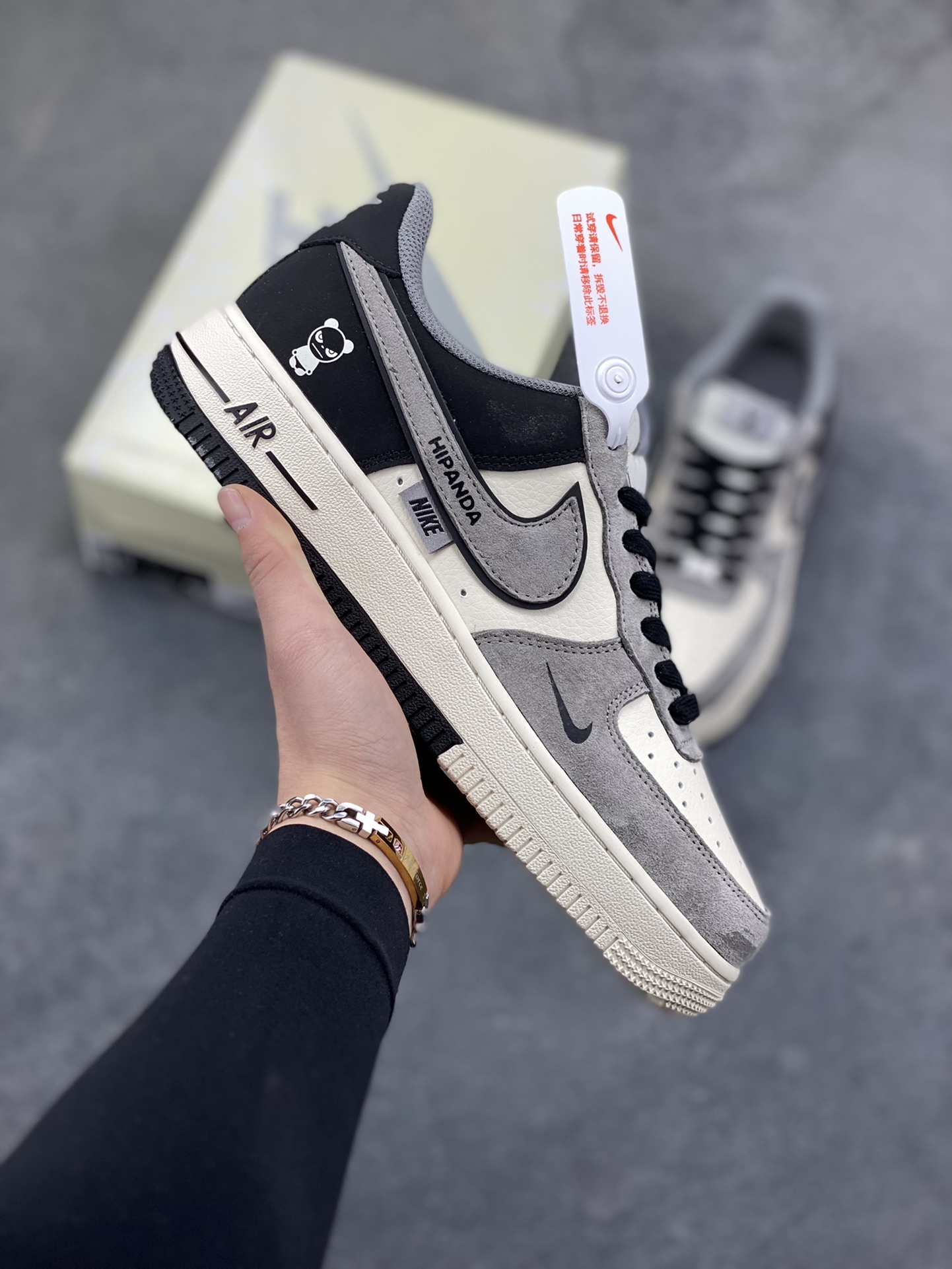 高端定制Nike Air Force 1 ‘07 Low “暴力熊联名——黑灰拼接” 高端定制 低帮休闲板鞋 定制鞋盒 大厂纯原品质出货 超高清洁度 皮料切割干净无任何毛边 细节完美 货号：XD9314-611 尺码：36 36.5 37.5 38 38.5 39 40 40.5 41 42 42.5 43 44 44.5 45-选品中心