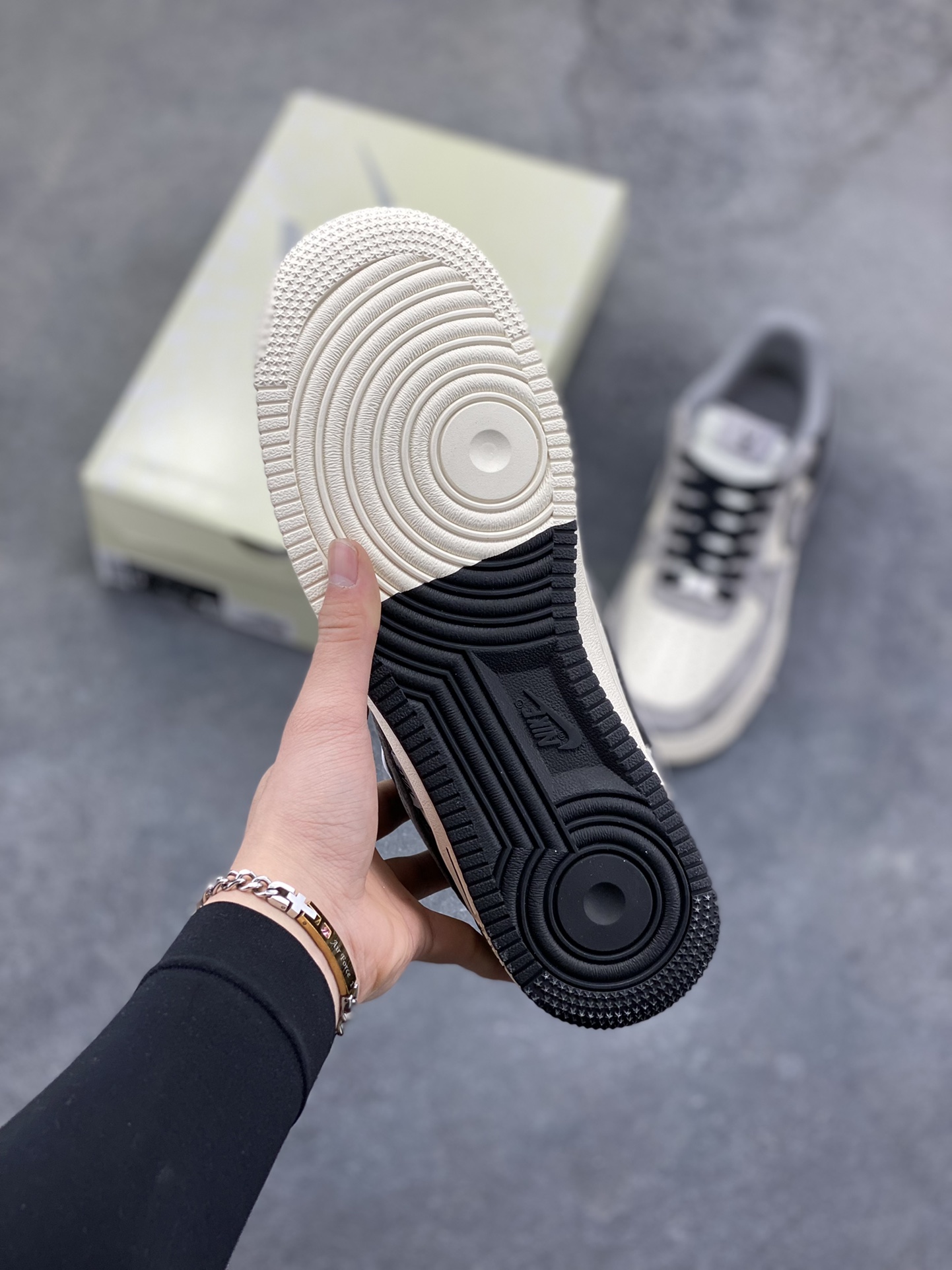 图片[5]-高端定制Nike Air Force 1 ‘07 Low “暴力熊联名——黑灰拼接” 高端定制 低帮休闲板鞋 定制鞋盒 大厂纯原品质出货 超高清洁度 皮料切割干净无任何毛边 细节完美 货号：XD9314-611 尺码：36 36.5 37.5 38 38.5 39 40 40.5 41 42 42.5 43 44 44.5 45-选品中心