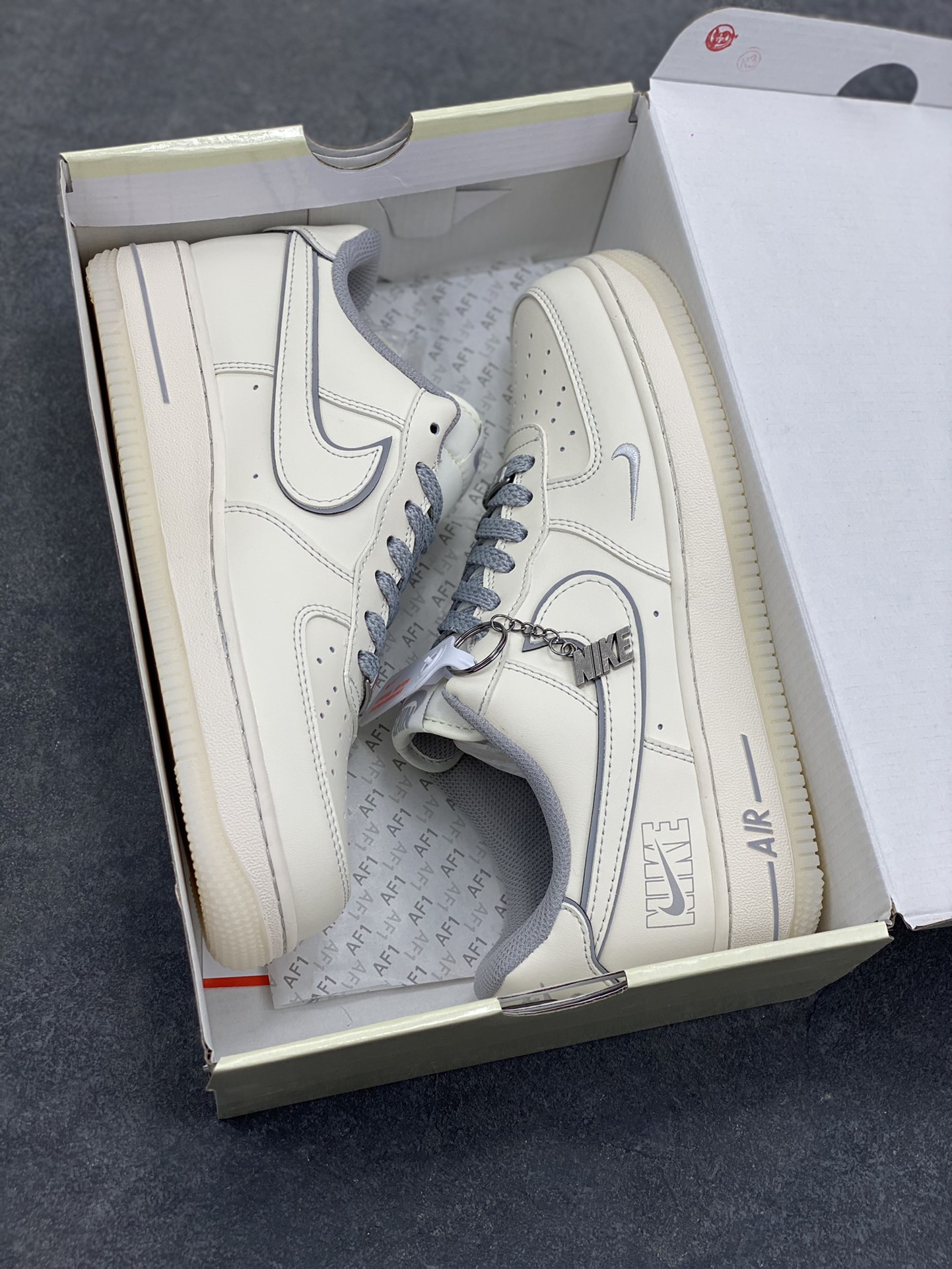 图片[9]-NIke Air Force 1 ‘07 Low “NIKE——米灰兔八哥水晶底”空军一号 低帮 运动鞋 休闲鞋 折边针车 工艺难度大 原楦头原纸板 原装鞋盒 定制五金配件 内置全掌气垫 原厂鞋底 货号：SM6668-133 尺码：36 36.5 37.5 38 38.5 39 40 40.5 41 42 42.5 43 44 44.5 45-选品中心