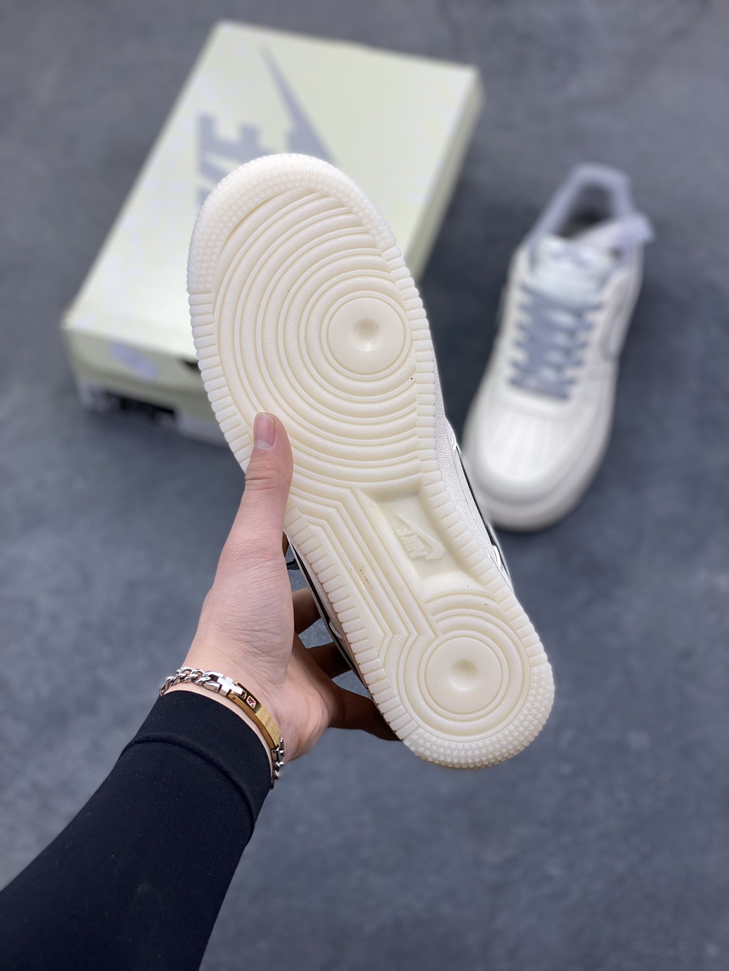 图片[5]-NIke Air Force 1 ‘07 Low “NIKE——米灰兔八哥水晶底”空军一号 低帮 运动鞋 休闲鞋 折边针车 工艺难度大 原楦头原纸板 原装鞋盒 定制五金配件 内置全掌气垫 原厂鞋底 货号：SM6668-133 尺码：36 36.5 37.5 38 38.5 39 40 40.5 41 42 42.5 43 44 44.5 45-选品中心