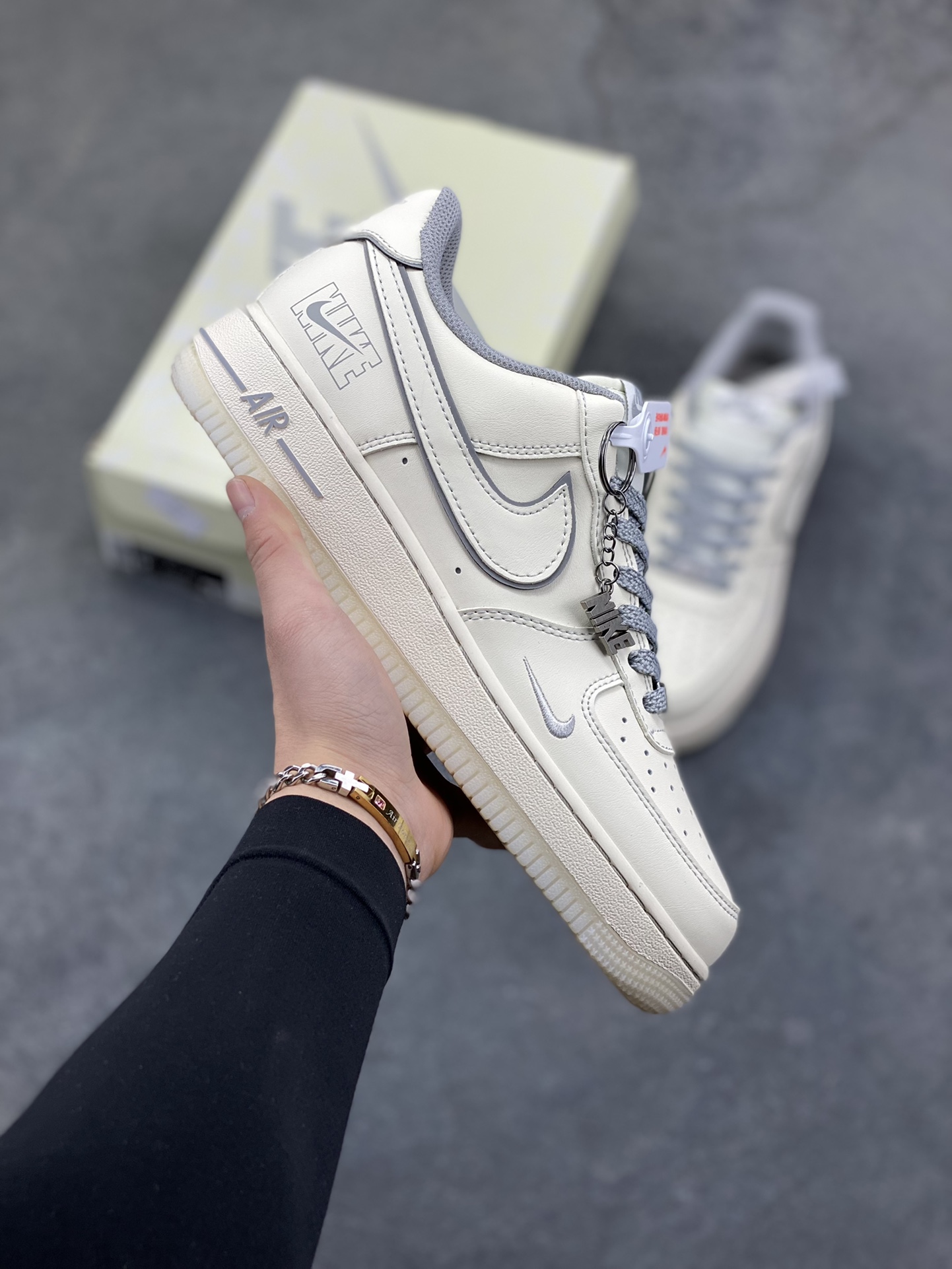 NIke Air Force 1 ‘07 Low “NIKE——米灰兔八哥水晶底”空军一号 低帮 运动鞋 休闲鞋 折边针车 工艺难度大 原楦头原纸板 原装鞋盒 定制五金配件 内置全掌气垫 原厂鞋底 货号：SM6668-133 尺码：36 36.5 37.5 38 38.5 39 40 40.5 41 42 42.5 43 44 44.5 45-选品中心