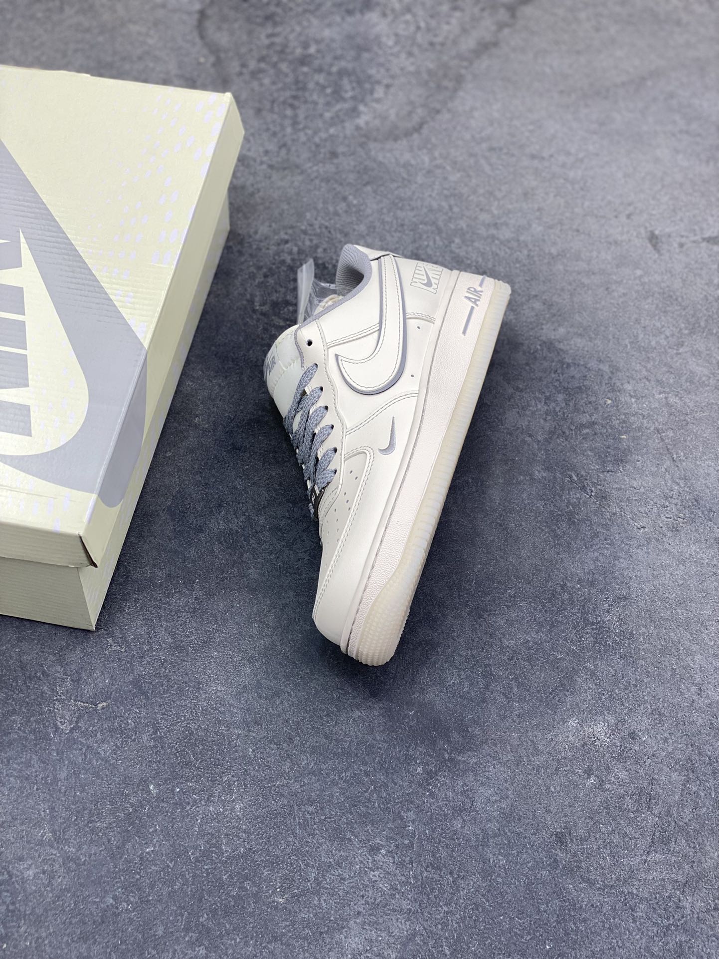 图片[7]-NIke Air Force 1 ‘07 Low “NIKE——米灰兔八哥水晶底”空军一号 低帮 运动鞋 休闲鞋 折边针车 工艺难度大 原楦头原纸板 原装鞋盒 定制五金配件 内置全掌气垫 原厂鞋底 货号：SM6668-133 尺码：36 36.5 37.5 38 38.5 39 40 40.5 41 42 42.5 43 44 44.5 45-选品中心