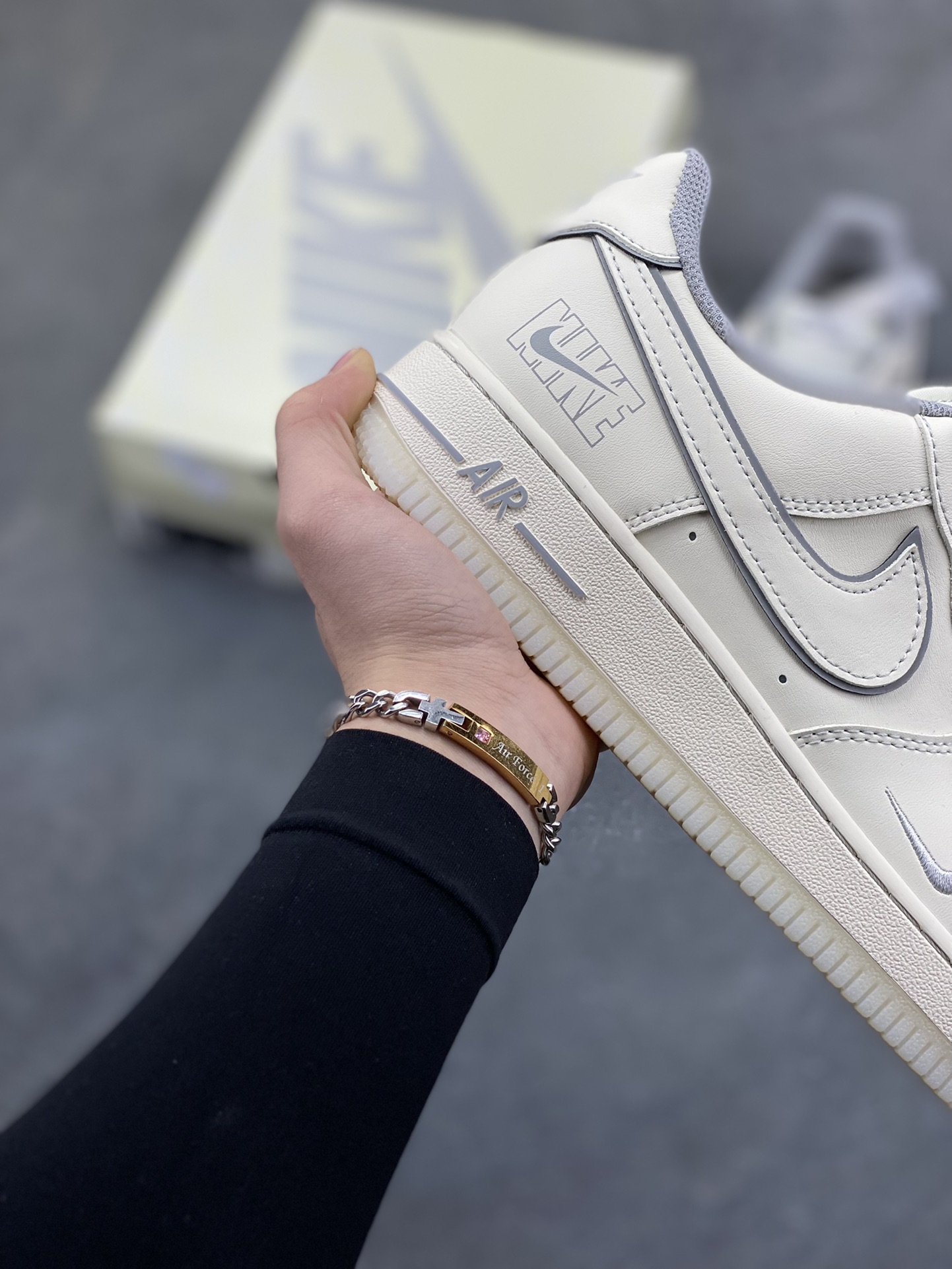 图片[6]-NIke Air Force 1 ‘07 Low “NIKE——米灰兔八哥水晶底”空军一号 低帮 运动鞋 休闲鞋 折边针车 工艺难度大 原楦头原纸板 原装鞋盒 定制五金配件 内置全掌气垫 原厂鞋底 货号：SM6668-133 尺码：36 36.5 37.5 38 38.5 39 40 40.5 41 42 42.5 43 44 44.5 45-选品中心