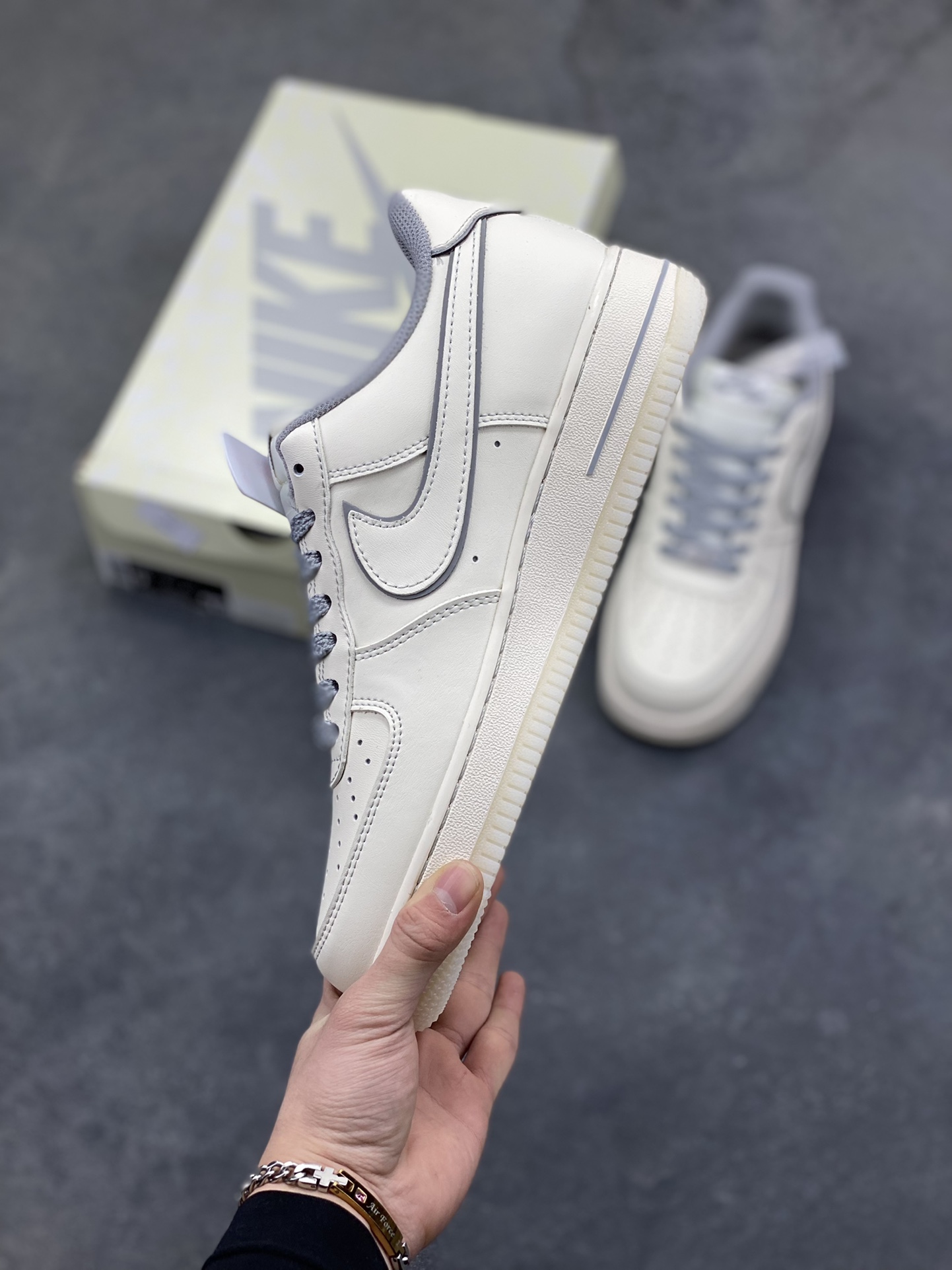 图片[3]-NIke Air Force 1 ‘07 Low “NIKE——米灰兔八哥水晶底”空军一号 低帮 运动鞋 休闲鞋 折边针车 工艺难度大 原楦头原纸板 原装鞋盒 定制五金配件 内置全掌气垫 原厂鞋底 货号：SM6668-133 尺码：36 36.5 37.5 38 38.5 39 40 40.5 41 42 42.5 43 44 44.5 45-选品中心
