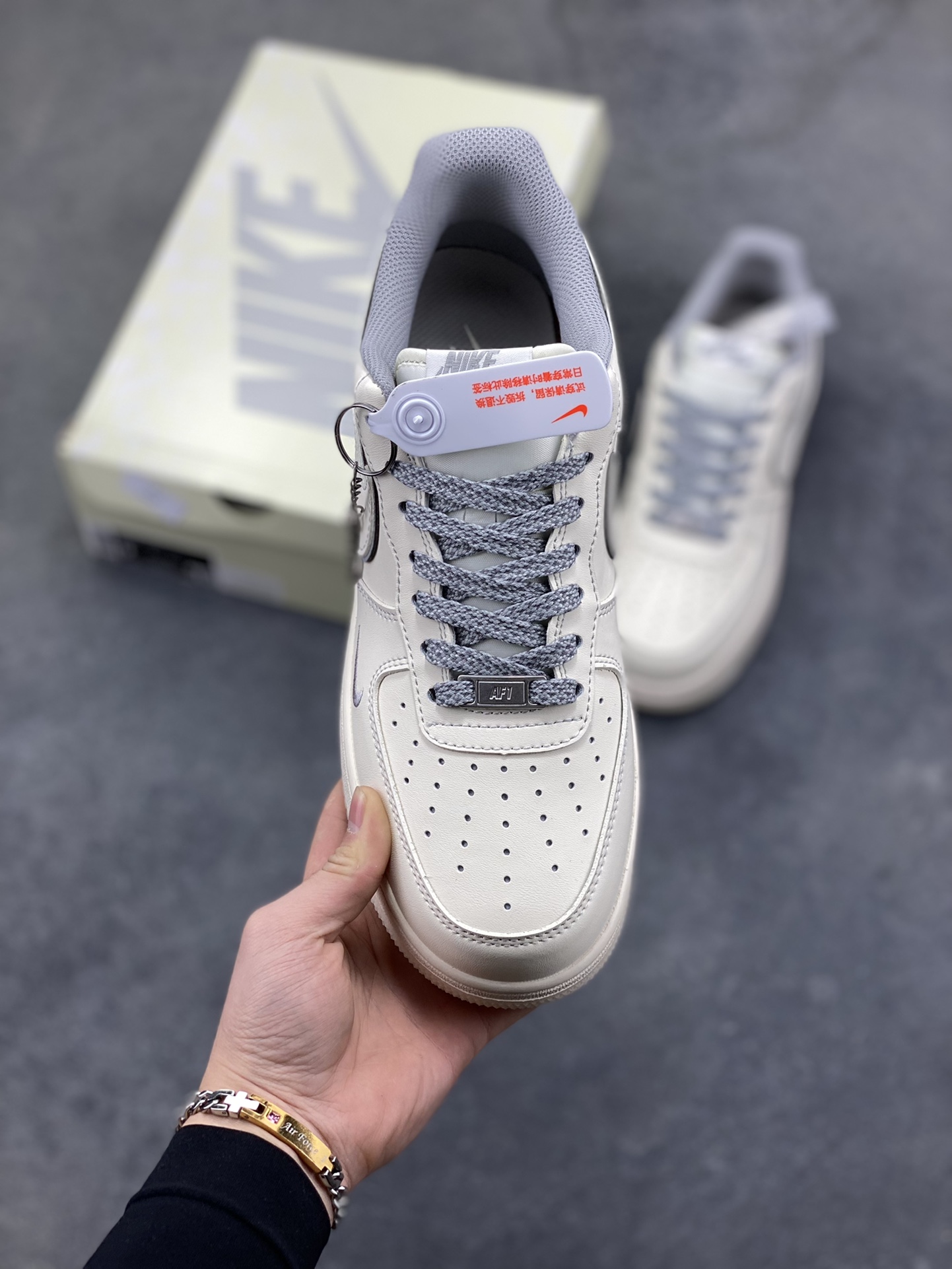 图片[2]-NIke Air Force 1 ‘07 Low “NIKE——米灰兔八哥水晶底”空军一号 低帮 运动鞋 休闲鞋 折边针车 工艺难度大 原楦头原纸板 原装鞋盒 定制五金配件 内置全掌气垫 原厂鞋底 货号：SM6668-133 尺码：36 36.5 37.5 38 38.5 39 40 40.5 41 42 42.5 43 44 44.5 45-选品中心