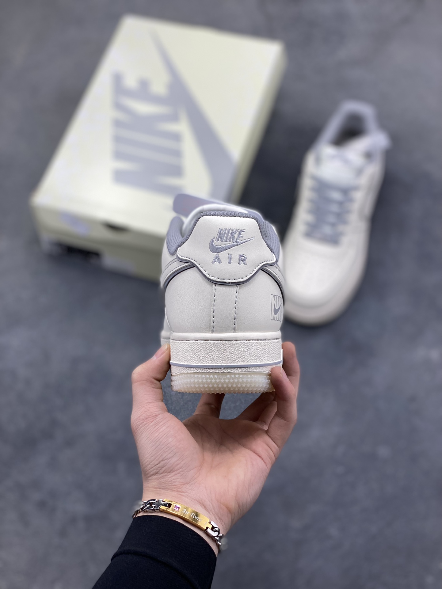 图片[4]-NIke Air Force 1 ‘07 Low “NIKE——米灰兔八哥水晶底”空军一号 低帮 运动鞋 休闲鞋 折边针车 工艺难度大 原楦头原纸板 原装鞋盒 定制五金配件 内置全掌气垫 原厂鞋底 货号：SM6668-133 尺码：36 36.5 37.5 38 38.5 39 40 40.5 41 42 42.5 43 44 44.5 45-选品中心