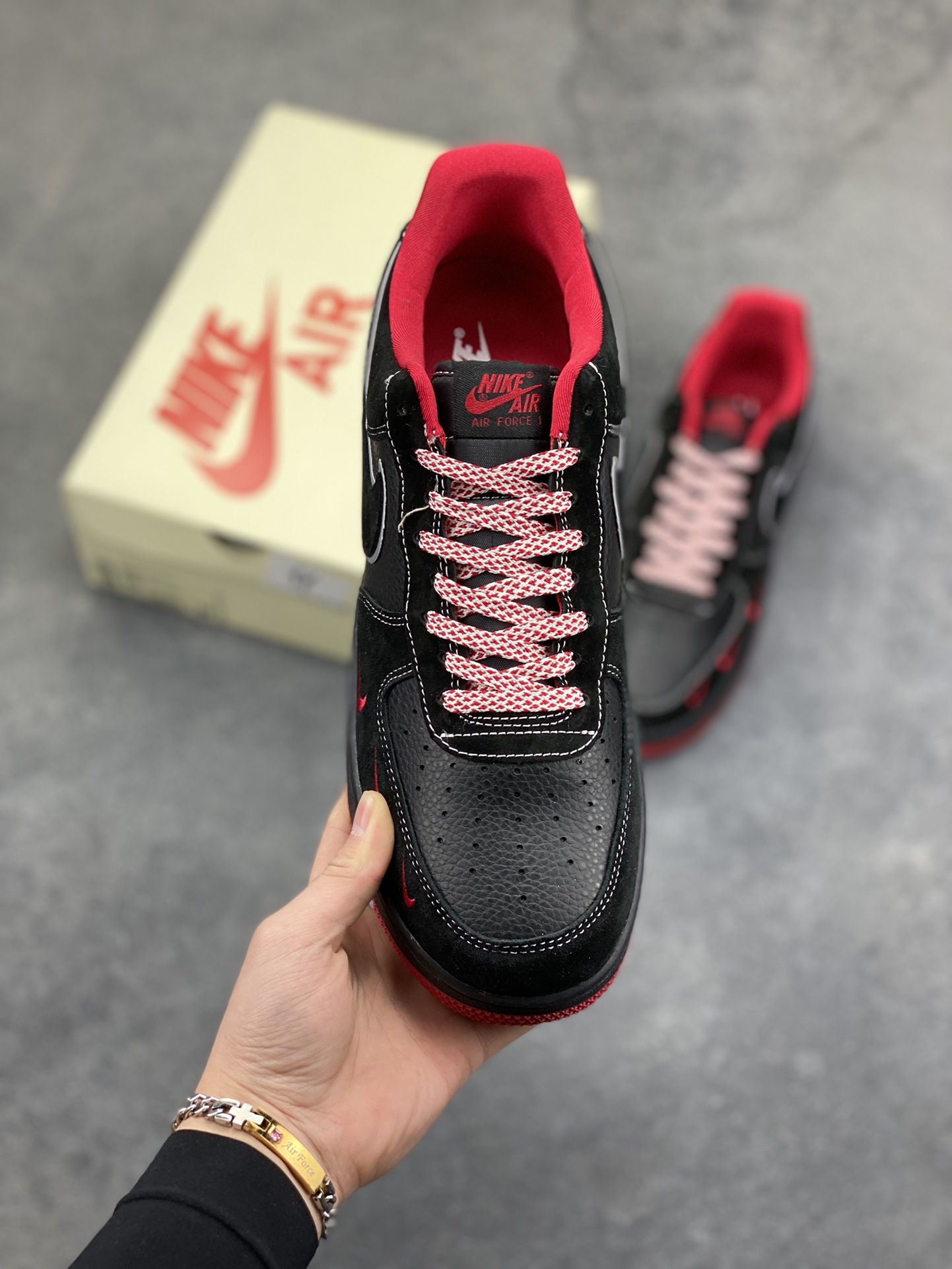 图片[2]-黑红格调，经典焕新｜Nike Air Force 1 Low alo联名款 当经典的Air Force 1 Low遇上alo的潮流基因，黑红撞色瞬间点燃街头气场。 全黑荔枝纹皮革鞋身质感拉满，鞋头点缀的红色迷你Swoosh暗藏巧思，鞋侧银线勾边的大勾在低调中透出锋芒，后跟的“alo”标识更是联名身份的亮眼注脚。红色鞋舌、鞋领包边与外底纹路形成视觉呼应，搭配红白编织鞋带，细节处尽显设计巧思。 Air气垫加持的经典中底，刻有红色“AIR”字样，延续AF1的舒适脚感与街头底蕴。黑红配色永不过时，无论是日常穿搭还是街头炸街，这双SS1979-009都能让你轻松拿捏潮流腔调，成为足下焦点。-选品中心