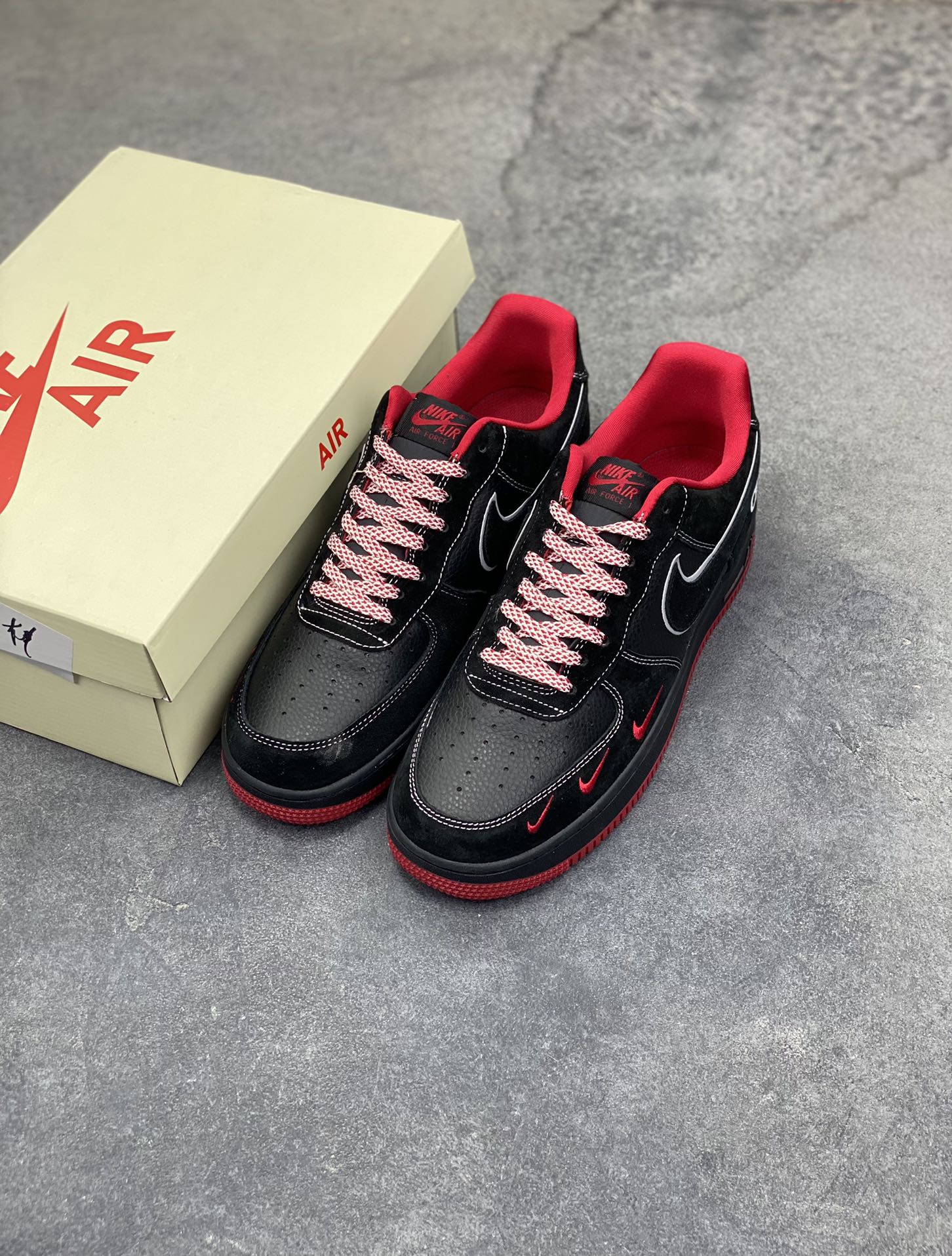 图片[8]-黑红格调，经典焕新｜Nike Air Force 1 Low alo联名款 当经典的Air Force 1 Low遇上alo的潮流基因，黑红撞色瞬间点燃街头气场。 全黑荔枝纹皮革鞋身质感拉满，鞋头点缀的红色迷你Swoosh暗藏巧思，鞋侧银线勾边的大勾在低调中透出锋芒，后跟的“alo”标识更是联名身份的亮眼注脚。红色鞋舌、鞋领包边与外底纹路形成视觉呼应，搭配红白编织鞋带，细节处尽显设计巧思。 Air气垫加持的经典中底，刻有红色“AIR”字样，延续AF1的舒适脚感与街头底蕴。黑红配色永不过时，无论是日常穿搭还是街头炸街，这双SS1979-009都能让你轻松拿捏潮流腔调，成为足下焦点。-选品中心