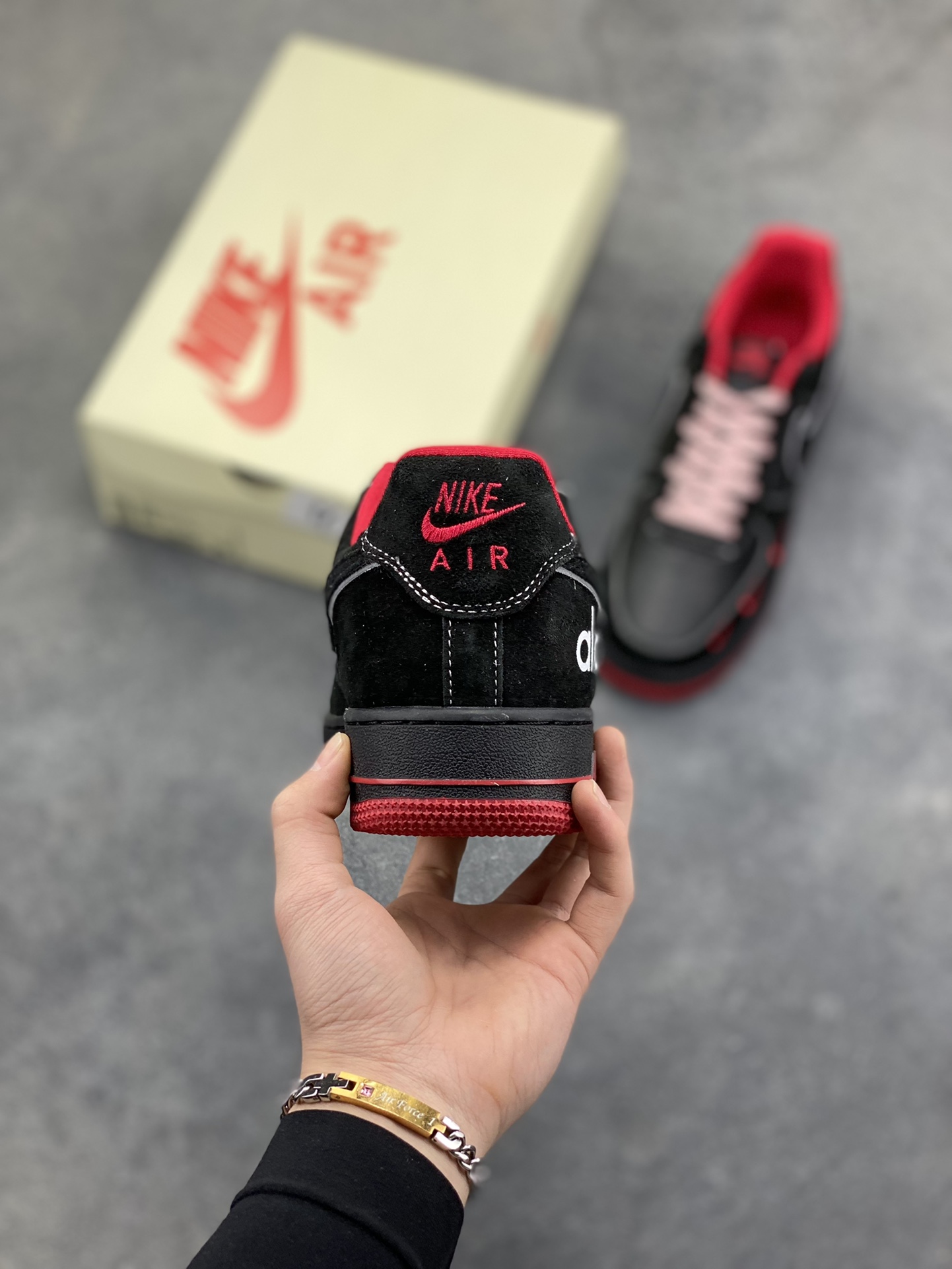 图片[4]-黑红格调，经典焕新｜Nike Air Force 1 Low alo联名款 当经典的Air Force 1 Low遇上alo的潮流基因，黑红撞色瞬间点燃街头气场。 全黑荔枝纹皮革鞋身质感拉满，鞋头点缀的红色迷你Swoosh暗藏巧思，鞋侧银线勾边的大勾在低调中透出锋芒，后跟的“alo”标识更是联名身份的亮眼注脚。红色鞋舌、鞋领包边与外底纹路形成视觉呼应，搭配红白编织鞋带，细节处尽显设计巧思。 Air气垫加持的经典中底，刻有红色“AIR”字样，延续AF1的舒适脚感与街头底蕴。黑红配色永不过时，无论是日常穿搭还是街头炸街，这双SS1979-009都能让你轻松拿捏潮流腔调，成为足下焦点。-选品中心