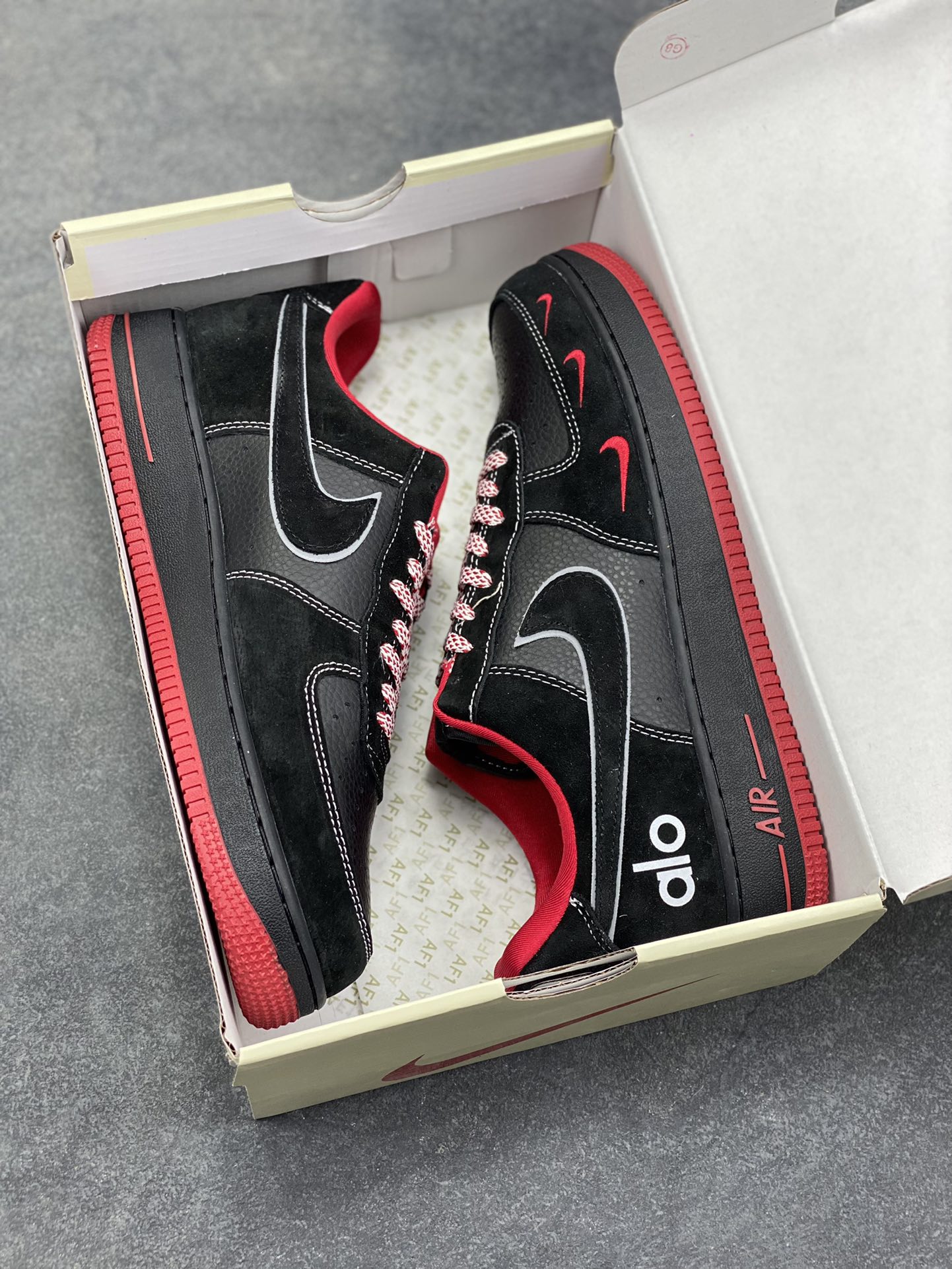 图片[9]-黑红格调，经典焕新｜Nike Air Force 1 Low alo联名款 当经典的Air Force 1 Low遇上alo的潮流基因，黑红撞色瞬间点燃街头气场。 全黑荔枝纹皮革鞋身质感拉满，鞋头点缀的红色迷你Swoosh暗藏巧思，鞋侧银线勾边的大勾在低调中透出锋芒，后跟的“alo”标识更是联名身份的亮眼注脚。红色鞋舌、鞋领包边与外底纹路形成视觉呼应，搭配红白编织鞋带，细节处尽显设计巧思。 Air气垫加持的经典中底，刻有红色“AIR”字样，延续AF1的舒适脚感与街头底蕴。黑红配色永不过时，无论是日常穿搭还是街头炸街，这双SS1979-009都能让你轻松拿捏潮流腔调，成为足下焦点。-选品中心