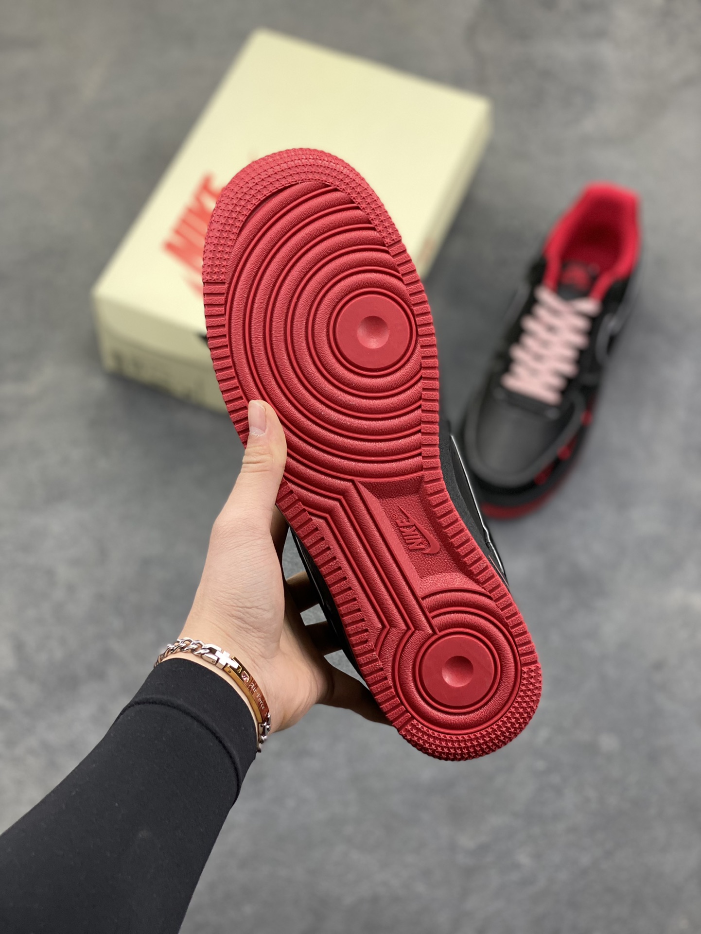 图片[5]-黑红格调，经典焕新｜Nike Air Force 1 Low alo联名款 当经典的Air Force 1 Low遇上alo的潮流基因，黑红撞色瞬间点燃街头气场。 全黑荔枝纹皮革鞋身质感拉满，鞋头点缀的红色迷你Swoosh暗藏巧思，鞋侧银线勾边的大勾在低调中透出锋芒，后跟的“alo”标识更是联名身份的亮眼注脚。红色鞋舌、鞋领包边与外底纹路形成视觉呼应，搭配红白编织鞋带，细节处尽显设计巧思。 Air气垫加持的经典中底，刻有红色“AIR”字样，延续AF1的舒适脚感与街头底蕴。黑红配色永不过时，无论是日常穿搭还是街头炸街，这双SS1979-009都能让你轻松拿捏潮流腔调，成为足下焦点。-选品中心