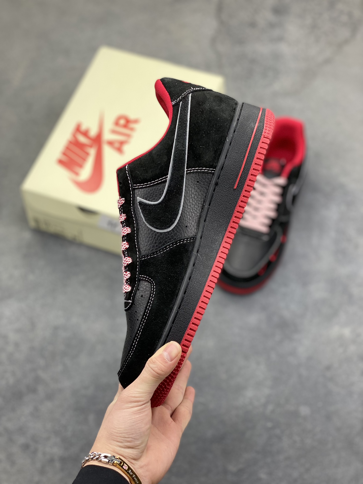 图片[3]-黑红格调，经典焕新｜Nike Air Force 1 Low alo联名款 当经典的Air Force 1 Low遇上alo的潮流基因，黑红撞色瞬间点燃街头气场。 全黑荔枝纹皮革鞋身质感拉满，鞋头点缀的红色迷你Swoosh暗藏巧思，鞋侧银线勾边的大勾在低调中透出锋芒，后跟的“alo”标识更是联名身份的亮眼注脚。红色鞋舌、鞋领包边与外底纹路形成视觉呼应，搭配红白编织鞋带，细节处尽显设计巧思。 Air气垫加持的经典中底，刻有红色“AIR”字样，延续AF1的舒适脚感与街头底蕴。黑红配色永不过时，无论是日常穿搭还是街头炸街，这双SS1979-009都能让你轻松拿捏潮流腔调，成为足下焦点。-选品中心