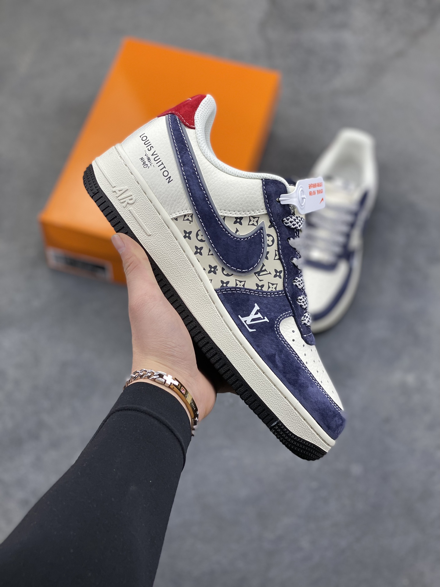 奢潮融合，经典加冕｜Nike Air Force 1 Low x Louis Vuitton联名款！当街头传奇Air Force 1 Low邂逅顶奢Louis Vuitton，这双直接将奢潮美学推向新高度，成为潮流与奢华碰撞的极致之作。 鞋身以蓝白为主调，细腻的磨砂皮革搭配满印的LV经典Monogram老花暗纹，低调中暗藏奢华底蕴。鞋头醒目的红色LV标识、鞋侧灰调Swoosh与后跟红色“LOUIS VUITTON”字样形成视觉呼应，灰蓝拼接的鞋领包边更添层次，每一处细节都将LV的奢雅与AF1的街头基因完美融合。经典的米白中底保留了AF1标志性的“AIR”刻字，搭配黑色外底收尾，延续鞋款的舒适脚感与经典轮廓。无论是高街穿搭的奢潮表达，还是收藏级的鞋款珍藏，这双联名款都以奢潮跨界的独特魅力，成为足下的顶级风景线，让你在潮流圈层中轻松脱颖而出。 货号：KD6699-F07 尺码：36 36.5 37.5 38 38.5 39 40 40.5 41 42 42.5 43 44 44.5 45-选品中心