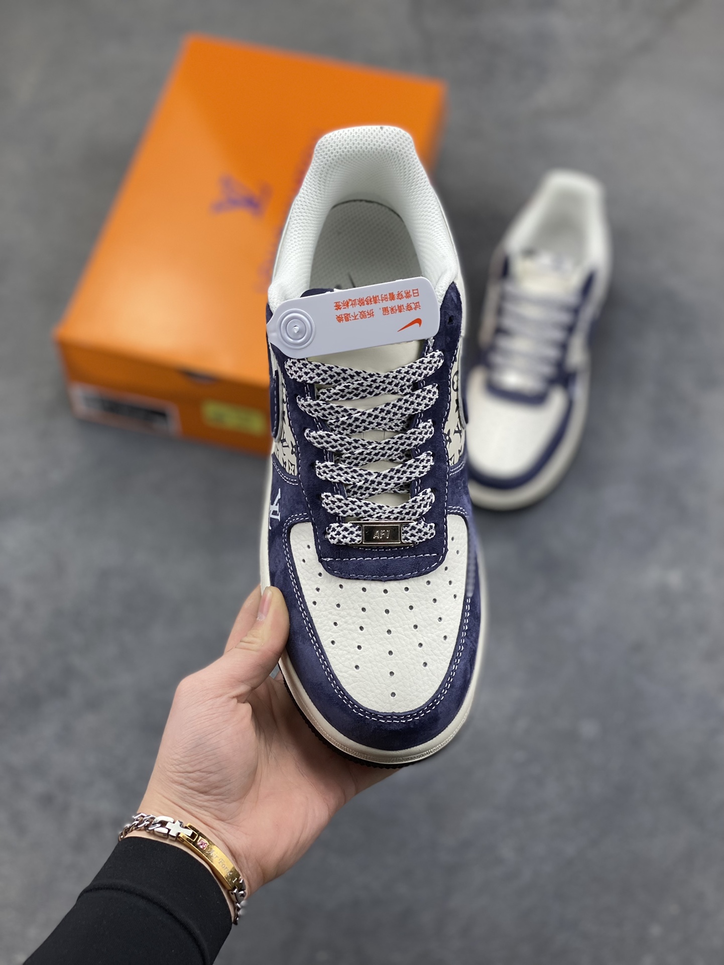 图片[2]-奢潮融合，经典加冕｜Nike Air Force 1 Low x Louis Vuitton联名款！当街头传奇Air Force 1 Low邂逅顶奢Louis Vuitton，这双直接将奢潮美学推向新高度，成为潮流与奢华碰撞的极致之作。 鞋身以蓝白为主调，细腻的磨砂皮革搭配满印的LV经典Monogram老花暗纹，低调中暗藏奢华底蕴。鞋头醒目的红色LV标识、鞋侧灰调Swoosh与后跟红色“LOUIS VUITTON”字样形成视觉呼应，灰蓝拼接的鞋领包边更添层次，每一处细节都将LV的奢雅与AF1的街头基因完美融合。经典的米白中底保留了AF1标志性的“AIR”刻字，搭配黑色外底收尾，延续鞋款的舒适脚感与经典轮廓。无论是高街穿搭的奢潮表达，还是收藏级的鞋款珍藏，这双联名款都以奢潮跨界的独特魅力，成为足下的顶级风景线，让你在潮流圈层中轻松脱颖而出。 货号：KD6699-F07 尺码：36 36.5 37.5 38 38.5 39 40 40.5 41 42 42.5 43 44 44.5 45-选品中心