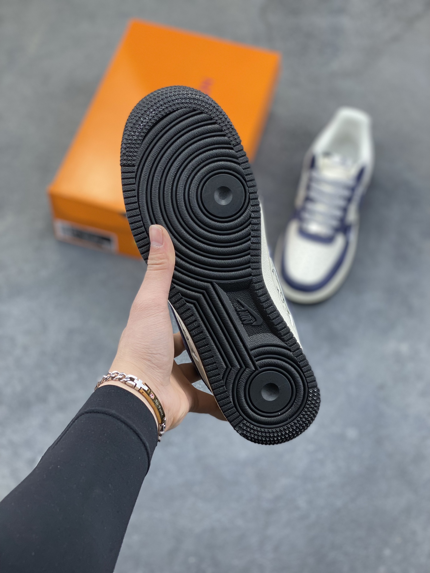 图片[5]-奢潮融合，经典加冕｜Nike Air Force 1 Low x Louis Vuitton联名款！当街头传奇Air Force 1 Low邂逅顶奢Louis Vuitton，这双直接将奢潮美学推向新高度，成为潮流与奢华碰撞的极致之作。 鞋身以蓝白为主调，细腻的磨砂皮革搭配满印的LV经典Monogram老花暗纹，低调中暗藏奢华底蕴。鞋头醒目的红色LV标识、鞋侧灰调Swoosh与后跟红色“LOUIS VUITTON”字样形成视觉呼应，灰蓝拼接的鞋领包边更添层次，每一处细节都将LV的奢雅与AF1的街头基因完美融合。经典的米白中底保留了AF1标志性的“AIR”刻字，搭配黑色外底收尾，延续鞋款的舒适脚感与经典轮廓。无论是高街穿搭的奢潮表达，还是收藏级的鞋款珍藏，这双联名款都以奢潮跨界的独特魅力，成为足下的顶级风景线，让你在潮流圈层中轻松脱颖而出。 货号：KD6699-F07 尺码：36 36.5 37.5 38 38.5 39 40 40.5 41 42 42.5 43 44 44.5 45-选品中心