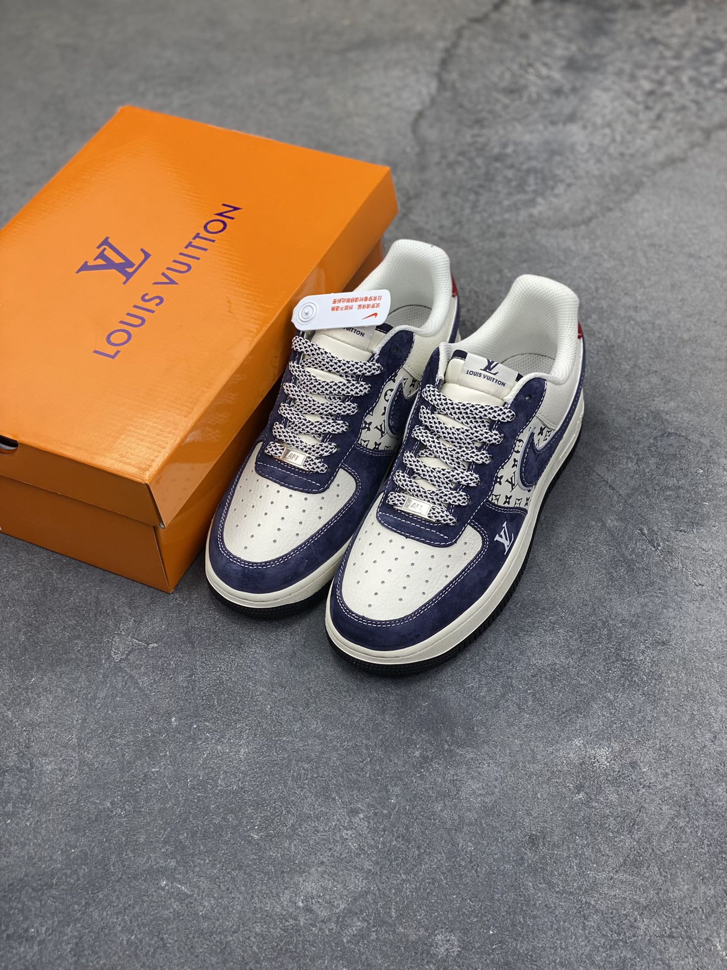 图片[8]-奢潮融合，经典加冕｜Nike Air Force 1 Low x Louis Vuitton联名款！当街头传奇Air Force 1 Low邂逅顶奢Louis Vuitton，这双直接将奢潮美学推向新高度，成为潮流与奢华碰撞的极致之作。 鞋身以蓝白为主调，细腻的磨砂皮革搭配满印的LV经典Monogram老花暗纹，低调中暗藏奢华底蕴。鞋头醒目的红色LV标识、鞋侧灰调Swoosh与后跟红色“LOUIS VUITTON”字样形成视觉呼应，灰蓝拼接的鞋领包边更添层次，每一处细节都将LV的奢雅与AF1的街头基因完美融合。经典的米白中底保留了AF1标志性的“AIR”刻字，搭配黑色外底收尾，延续鞋款的舒适脚感与经典轮廓。无论是高街穿搭的奢潮表达，还是收藏级的鞋款珍藏，这双联名款都以奢潮跨界的独特魅力，成为足下的顶级风景线，让你在潮流圈层中轻松脱颖而出。 货号：KD6699-F07 尺码：36 36.5 37.5 38 38.5 39 40 40.5 41 42 42.5 43 44 44.5 45-选品中心