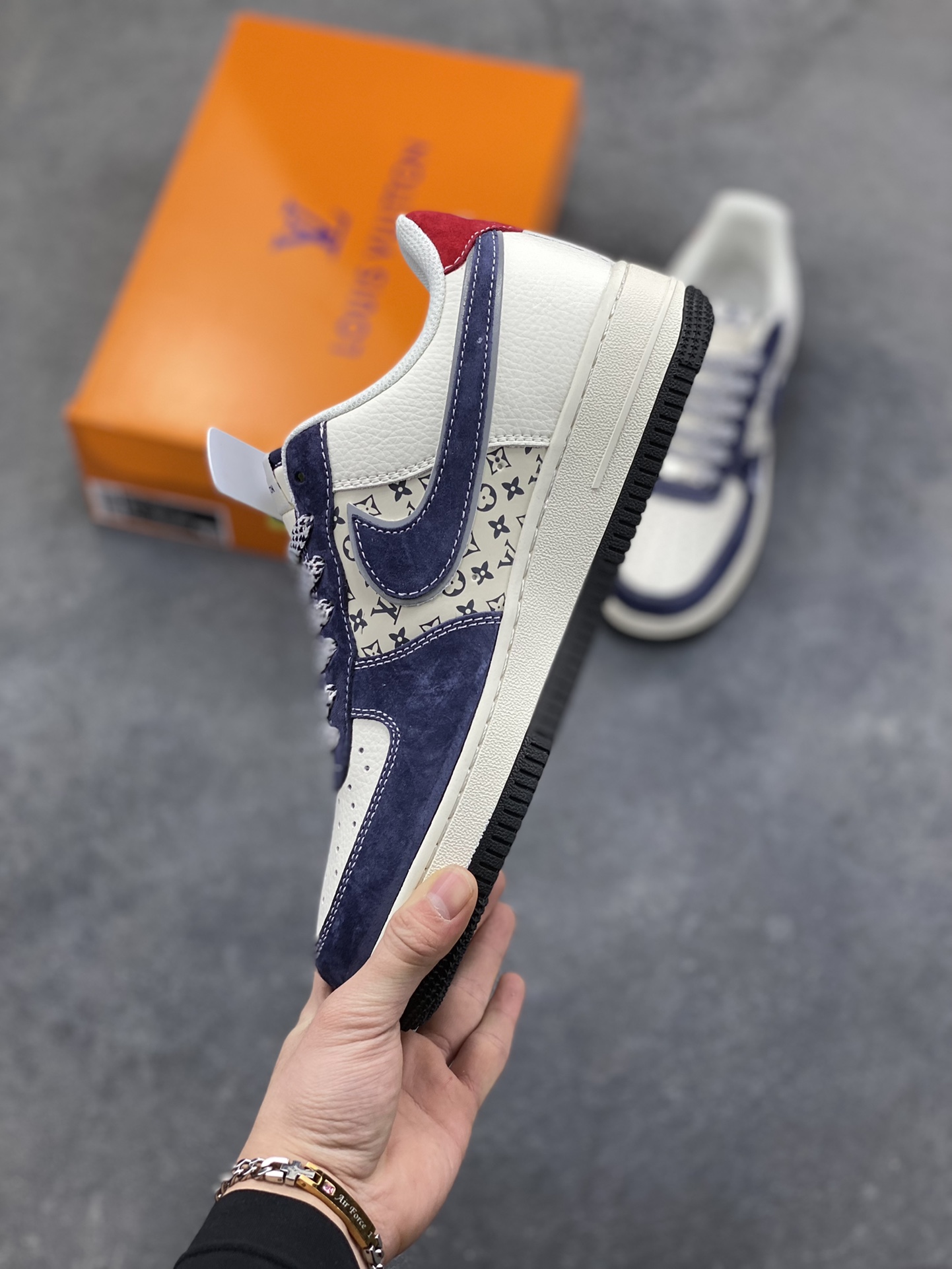 图片[3]-奢潮融合，经典加冕｜Nike Air Force 1 Low x Louis Vuitton联名款！当街头传奇Air Force 1 Low邂逅顶奢Louis Vuitton，这双直接将奢潮美学推向新高度，成为潮流与奢华碰撞的极致之作。 鞋身以蓝白为主调，细腻的磨砂皮革搭配满印的LV经典Monogram老花暗纹，低调中暗藏奢华底蕴。鞋头醒目的红色LV标识、鞋侧灰调Swoosh与后跟红色“LOUIS VUITTON”字样形成视觉呼应，灰蓝拼接的鞋领包边更添层次，每一处细节都将LV的奢雅与AF1的街头基因完美融合。经典的米白中底保留了AF1标志性的“AIR”刻字，搭配黑色外底收尾，延续鞋款的舒适脚感与经典轮廓。无论是高街穿搭的奢潮表达，还是收藏级的鞋款珍藏，这双联名款都以奢潮跨界的独特魅力，成为足下的顶级风景线，让你在潮流圈层中轻松脱颖而出。 货号：KD6699-F07 尺码：36 36.5 37.5 38 38.5 39 40 40.5 41 42 42.5 43 44 44.5 45-选品中心