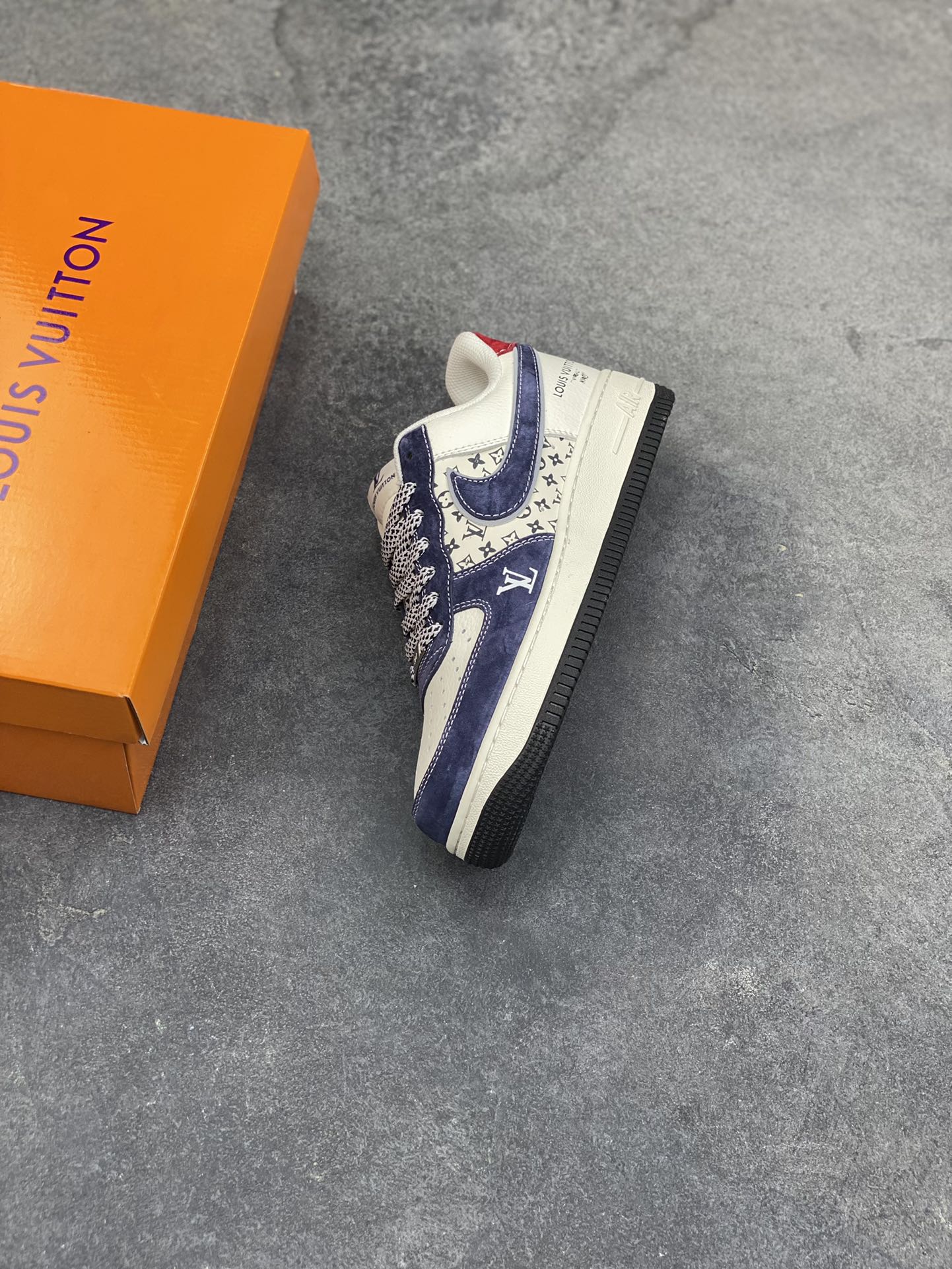 图片[7]-奢潮融合，经典加冕｜Nike Air Force 1 Low x Louis Vuitton联名款！当街头传奇Air Force 1 Low邂逅顶奢Louis Vuitton，这双直接将奢潮美学推向新高度，成为潮流与奢华碰撞的极致之作。 鞋身以蓝白为主调，细腻的磨砂皮革搭配满印的LV经典Monogram老花暗纹，低调中暗藏奢华底蕴。鞋头醒目的红色LV标识、鞋侧灰调Swoosh与后跟红色“LOUIS VUITTON”字样形成视觉呼应，灰蓝拼接的鞋领包边更添层次，每一处细节都将LV的奢雅与AF1的街头基因完美融合。经典的米白中底保留了AF1标志性的“AIR”刻字，搭配黑色外底收尾，延续鞋款的舒适脚感与经典轮廓。无论是高街穿搭的奢潮表达，还是收藏级的鞋款珍藏，这双联名款都以奢潮跨界的独特魅力，成为足下的顶级风景线，让你在潮流圈层中轻松脱颖而出。 货号：KD6699-F07 尺码：36 36.5 37.5 38 38.5 39 40 40.5 41 42 42.5 43 44 44.5 45-选品中心