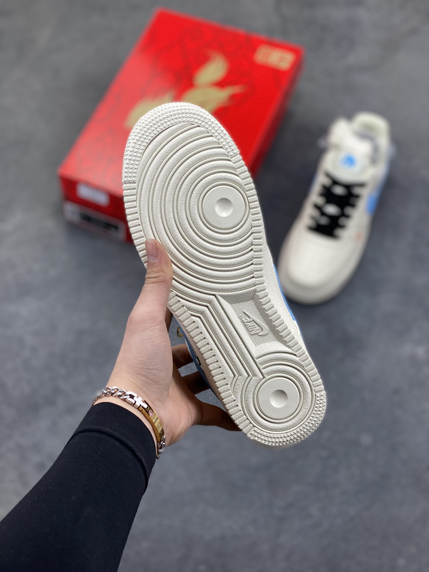 图片[5]-NIke Air Force 1 ‘07 Low “LV联名马年限定—彩色拼接丝绸” 空军一号低帮 运动鞋 休闲鞋 折边针车 工艺难度大 原楦头原纸板 高端定制鞋盒 原厂鞋底 超高清洁度 细节完美 货号：FV3694-100 尺码：36 36.5 37.5 38 38.5 39 40 40.5 41 42 42.5 43 44 44.5 45-选品中心