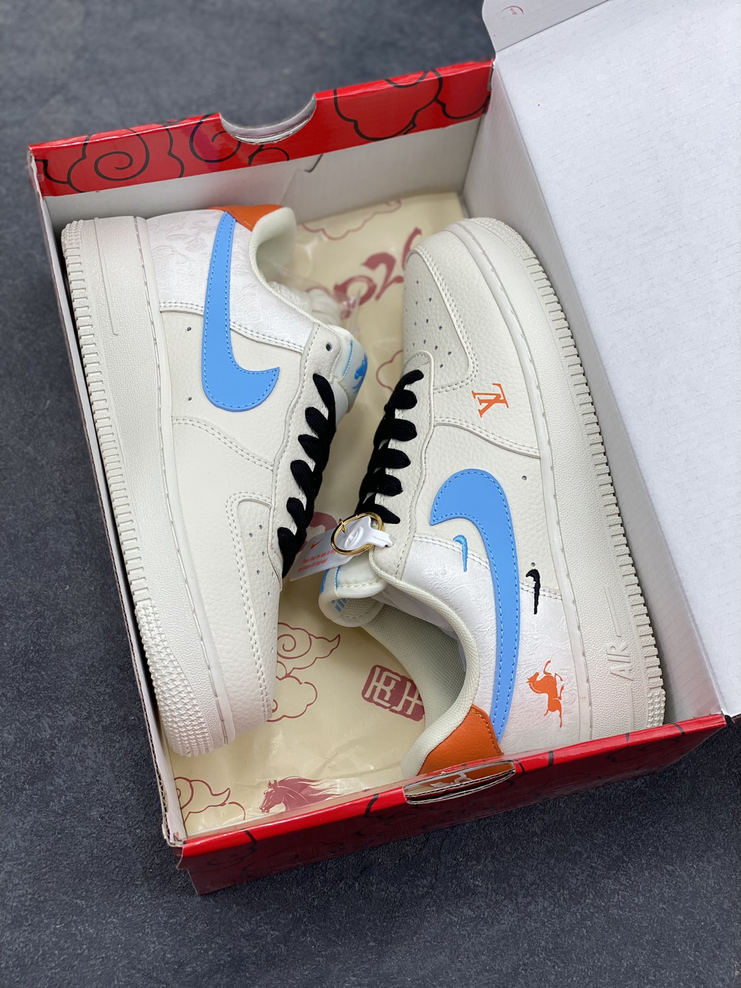 图片[9]-NIke Air Force 1 ‘07 Low “LV联名马年限定—彩色拼接丝绸” 空军一号低帮 运动鞋 休闲鞋 折边针车 工艺难度大 原楦头原纸板 高端定制鞋盒 原厂鞋底 超高清洁度 细节完美 货号：FV3694-100 尺码：36 36.5 37.5 38 38.5 39 40 40.5 41 42 42.5 43 44 44.5 45-选品中心