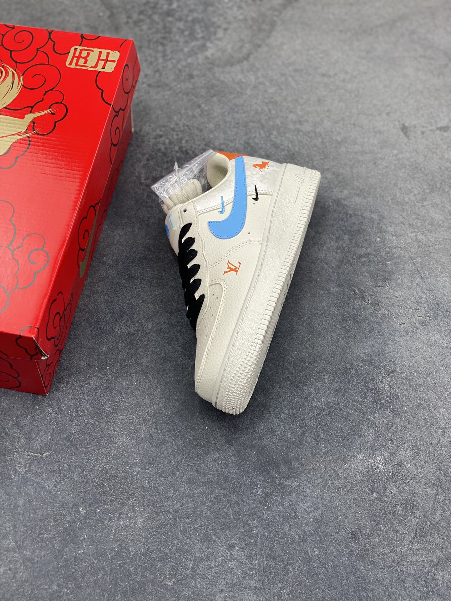 图片[7]-NIke Air Force 1 ‘07 Low “LV联名马年限定—彩色拼接丝绸” 空军一号低帮 运动鞋 休闲鞋 折边针车 工艺难度大 原楦头原纸板 高端定制鞋盒 原厂鞋底 超高清洁度 细节完美 货号：FV3694-100 尺码：36 36.5 37.5 38 38.5 39 40 40.5 41 42 42.5 43 44 44.5 45-选品中心