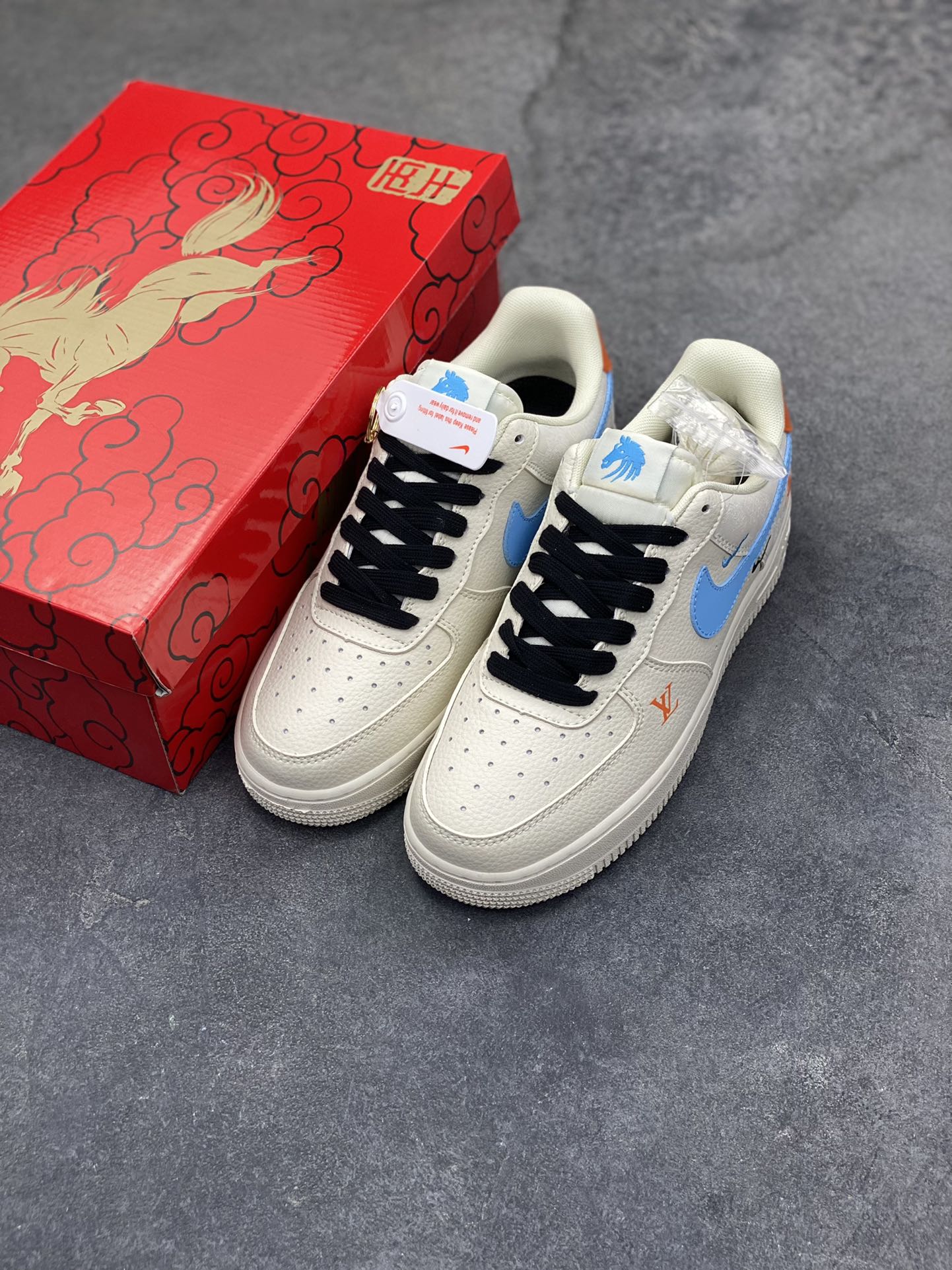 图片[8]-NIke Air Force 1 ‘07 Low “LV联名马年限定—彩色拼接丝绸” 空军一号低帮 运动鞋 休闲鞋 折边针车 工艺难度大 原楦头原纸板 高端定制鞋盒 原厂鞋底 超高清洁度 细节完美 货号：FV3694-100 尺码：36 36.5 37.5 38 38.5 39 40 40.5 41 42 42.5 43 44 44.5 45-选品中心