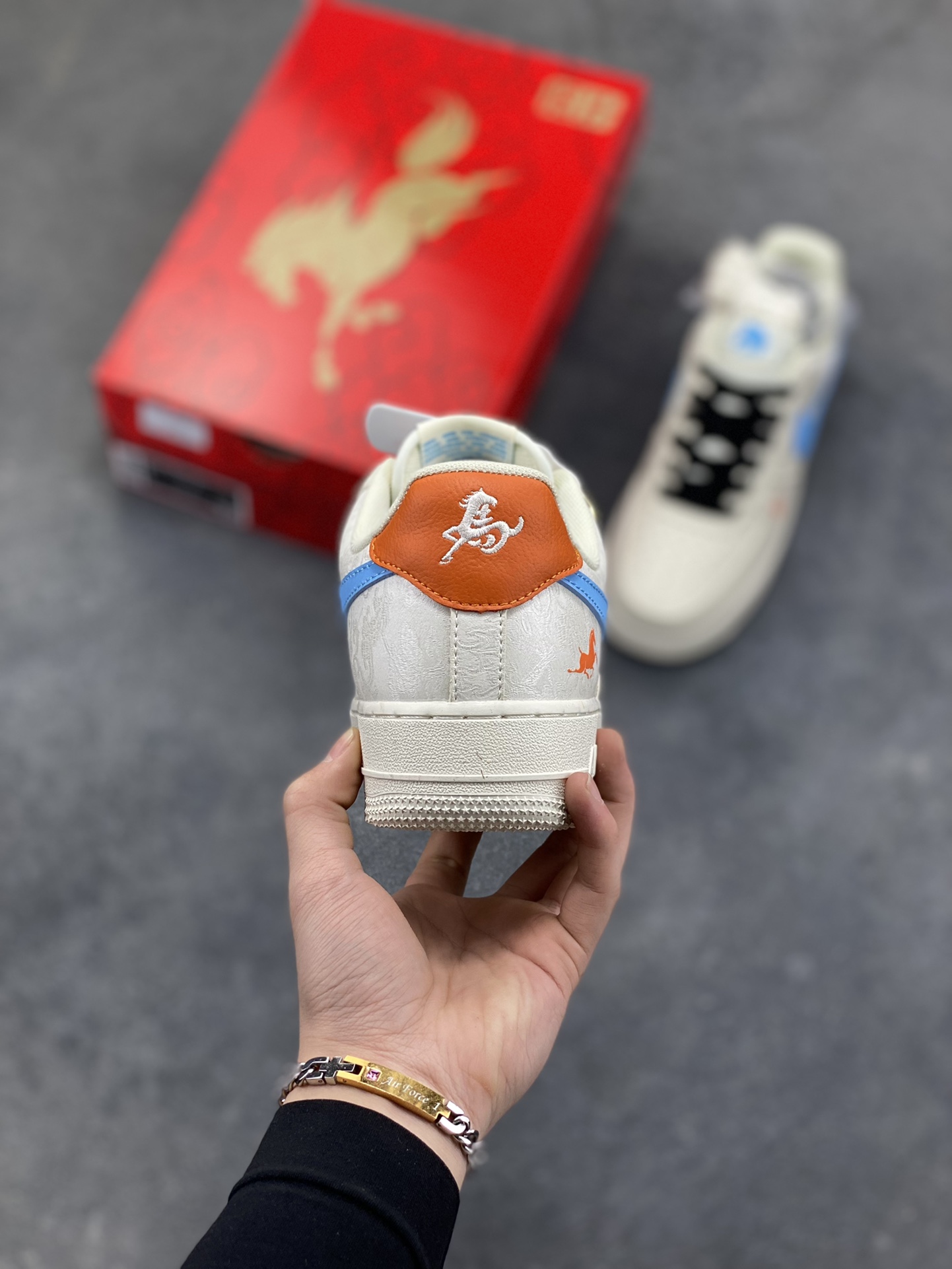 图片[4]-NIke Air Force 1 ‘07 Low “LV联名马年限定—彩色拼接丝绸” 空军一号低帮 运动鞋 休闲鞋 折边针车 工艺难度大 原楦头原纸板 高端定制鞋盒 原厂鞋底 超高清洁度 细节完美 货号：FV3694-100 尺码：36 36.5 37.5 38 38.5 39 40 40.5 41 42 42.5 43 44 44.5 45-选品中心