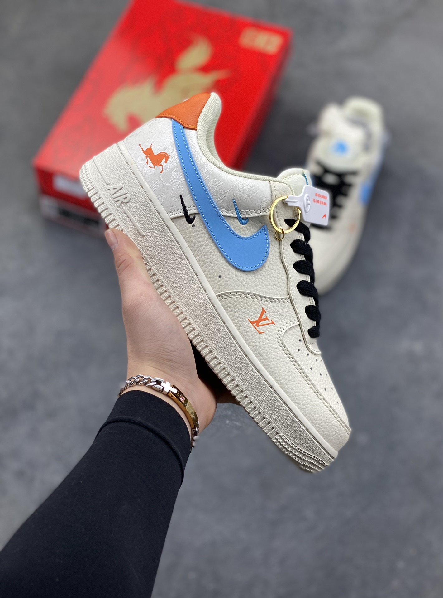 NIke Air Force 1 ‘07 Low “LV联名马年限定—彩色拼接丝绸” 空军一号低帮 运动鞋 休闲鞋 折边针车 工艺难度大 原楦头原纸板 高端定制鞋盒 原厂鞋底 超高清洁度 细节完美 货号：FV3694-100 尺码：36 36.5 37.5 38 38.5 39 40 40.5 41 42 42.5 43 44 44.5 45-选品中心