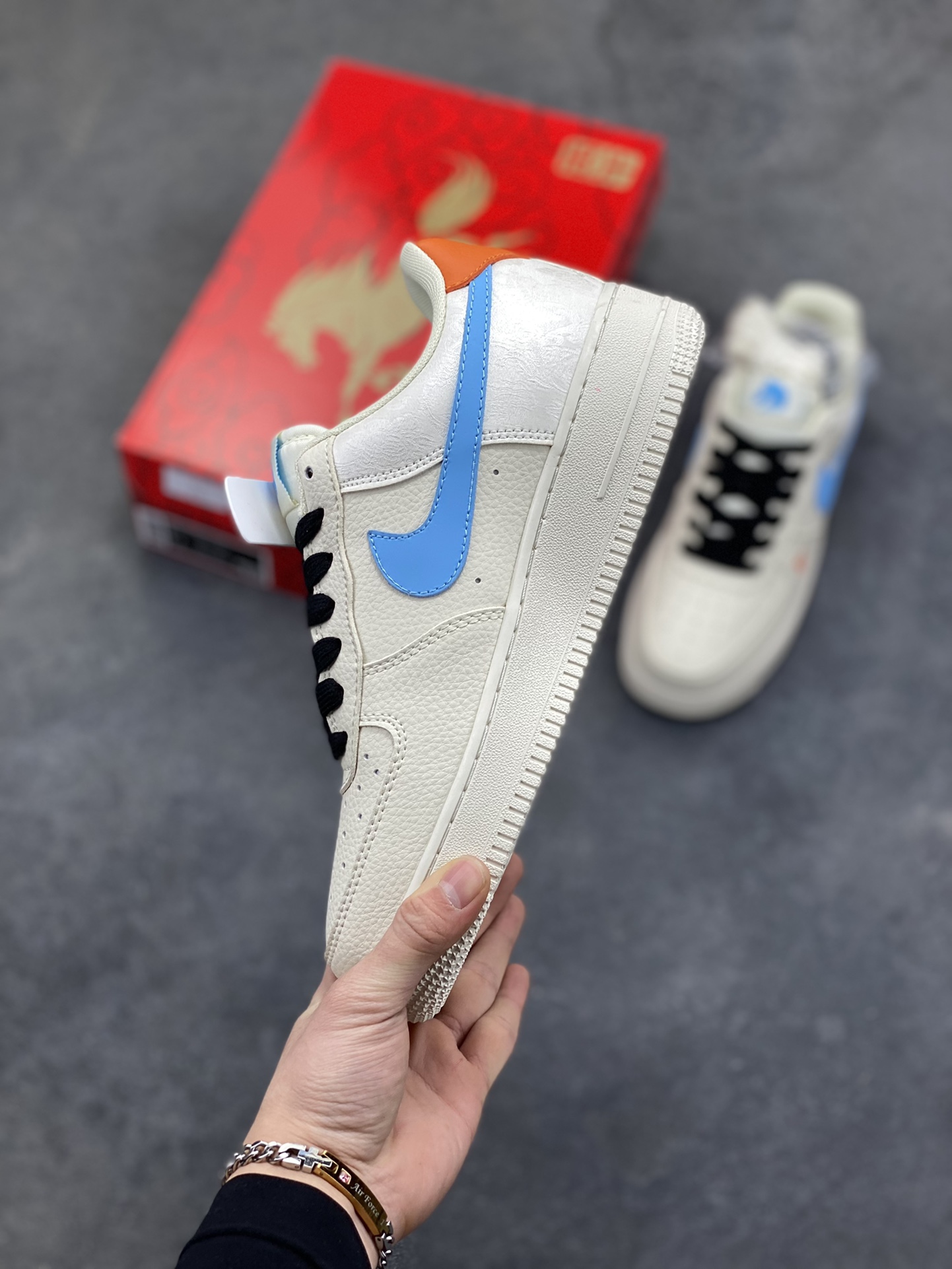 图片[3]-NIke Air Force 1 ‘07 Low “LV联名马年限定—彩色拼接丝绸” 空军一号低帮 运动鞋 休闲鞋 折边针车 工艺难度大 原楦头原纸板 高端定制鞋盒 原厂鞋底 超高清洁度 细节完美 货号：FV3694-100 尺码：36 36.5 37.5 38 38.5 39 40 40.5 41 42 42.5 43 44 44.5 45-选品中心