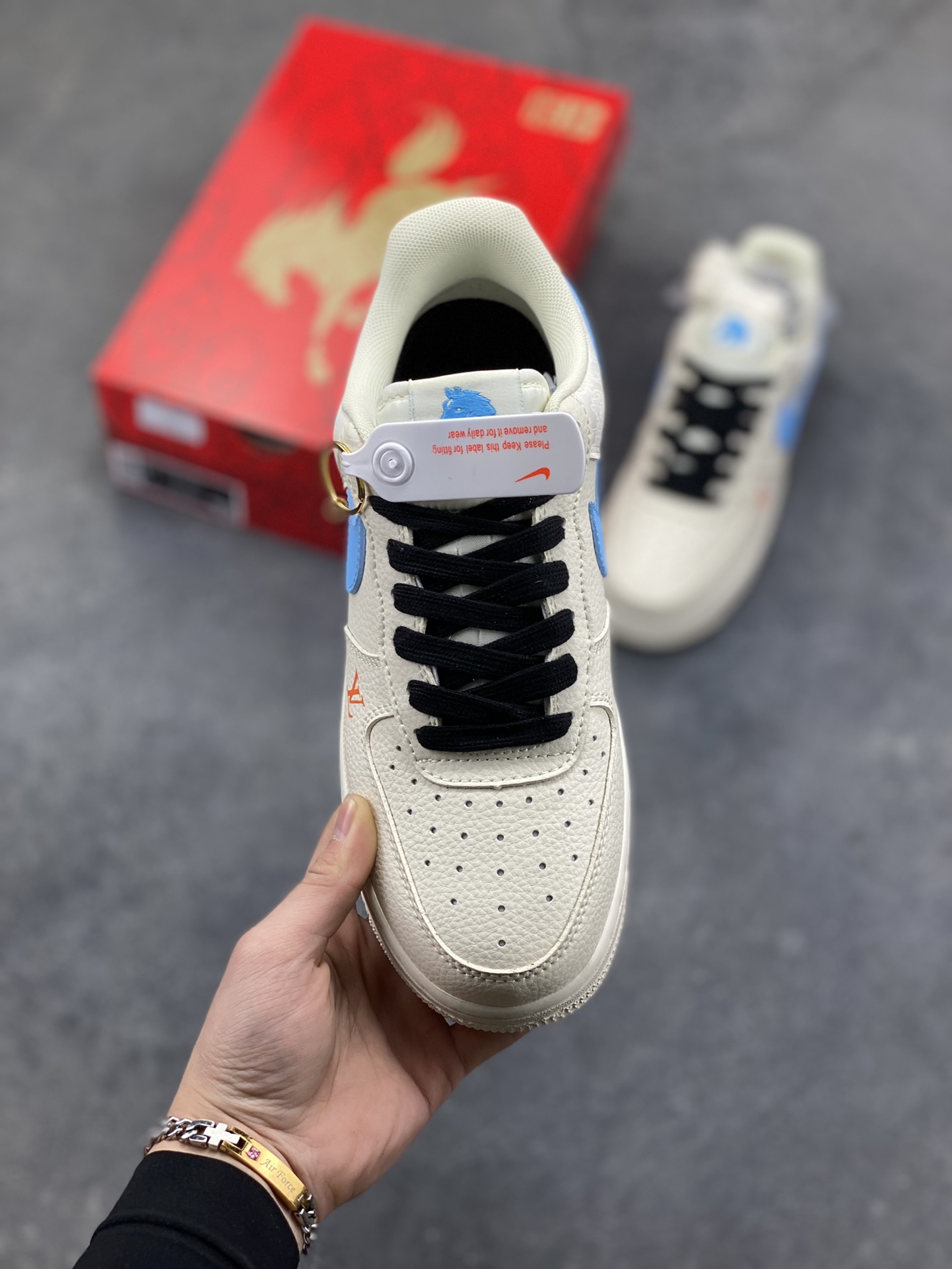 图片[2]-NIke Air Force 1 ‘07 Low “LV联名马年限定—彩色拼接丝绸” 空军一号低帮 运动鞋 休闲鞋 折边针车 工艺难度大 原楦头原纸板 高端定制鞋盒 原厂鞋底 超高清洁度 细节完美 货号：FV3694-100 尺码：36 36.5 37.5 38 38.5 39 40 40.5 41 42 42.5 43 44 44.5 45-选品中心