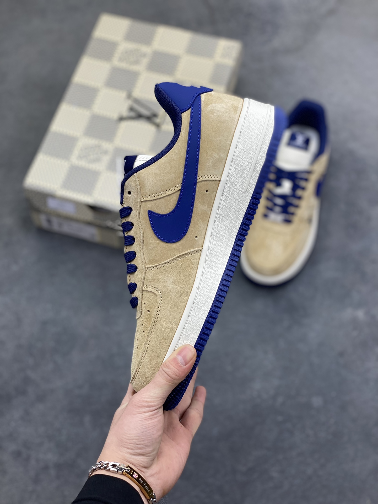 图片[3]-NIke Air Force 1 ‘07 Low “LV联名—沙褐藏蓝” 空军一号低帮 运动鞋 休闲鞋 顶级麂皮 折边针车 工艺难度大 原楦头原纸板 高端定制鞋盒 原厂鞋底 超高清洁度 细节完美 货号：FQ3545-300 尺码：36 36.5 37.5 38 38.5 39 40 40.5 41 42 42.5 43 44 44.5 45-选品中心