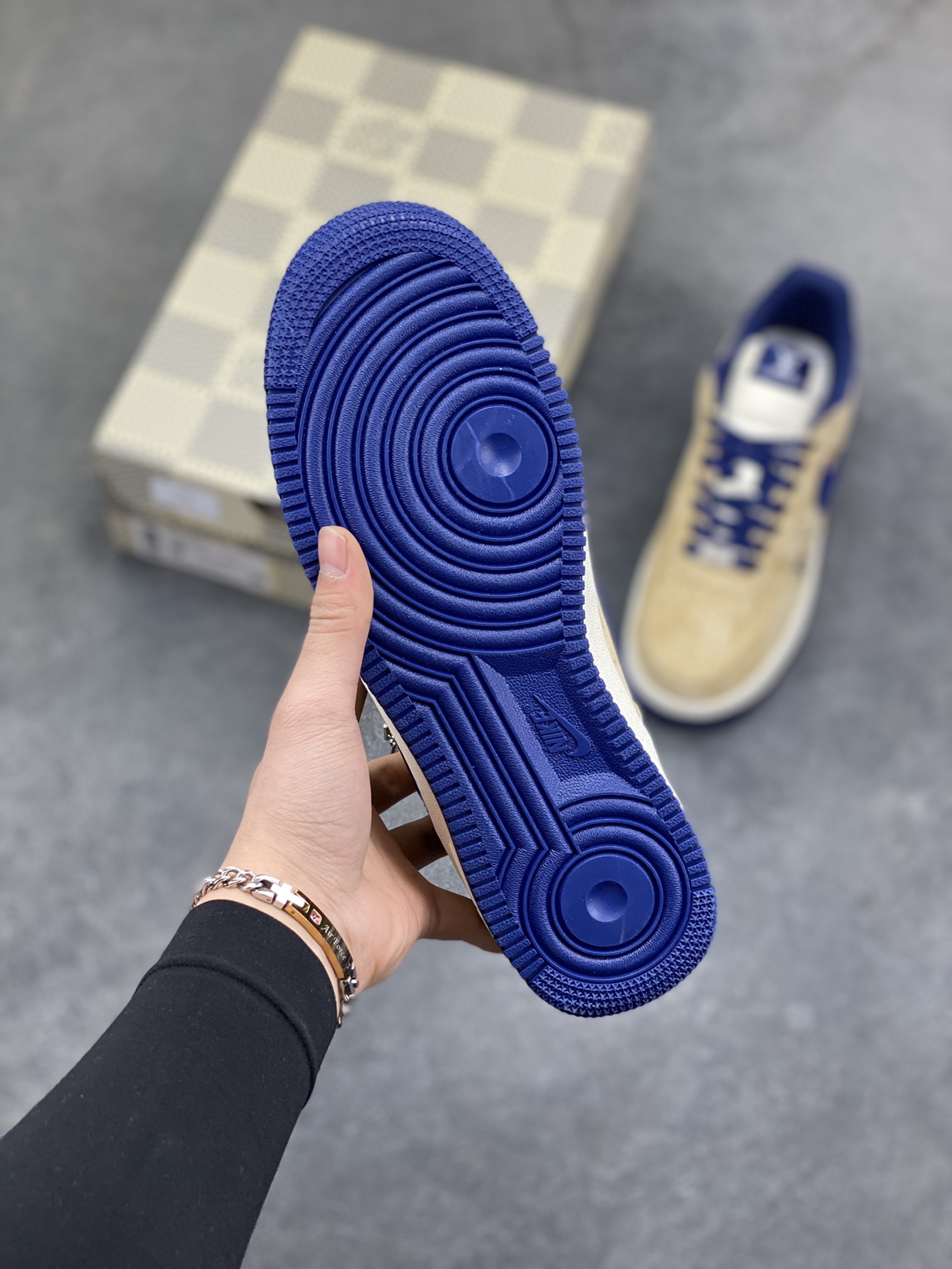 图片[5]-NIke Air Force 1 ‘07 Low “LV联名—沙褐藏蓝” 空军一号低帮 运动鞋 休闲鞋 顶级麂皮 折边针车 工艺难度大 原楦头原纸板 高端定制鞋盒 原厂鞋底 超高清洁度 细节完美 货号：FQ3545-300 尺码：36 36.5 37.5 38 38.5 39 40 40.5 41 42 42.5 43 44 44.5 45-选品中心