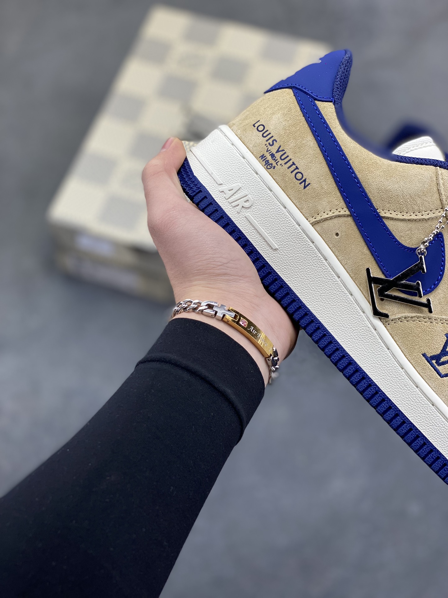 图片[6]-NIke Air Force 1 ‘07 Low “LV联名—沙褐藏蓝” 空军一号低帮 运动鞋 休闲鞋 顶级麂皮 折边针车 工艺难度大 原楦头原纸板 高端定制鞋盒 原厂鞋底 超高清洁度 细节完美 货号：FQ3545-300 尺码：36 36.5 37.5 38 38.5 39 40 40.5 41 42 42.5 43 44 44.5 45-选品中心