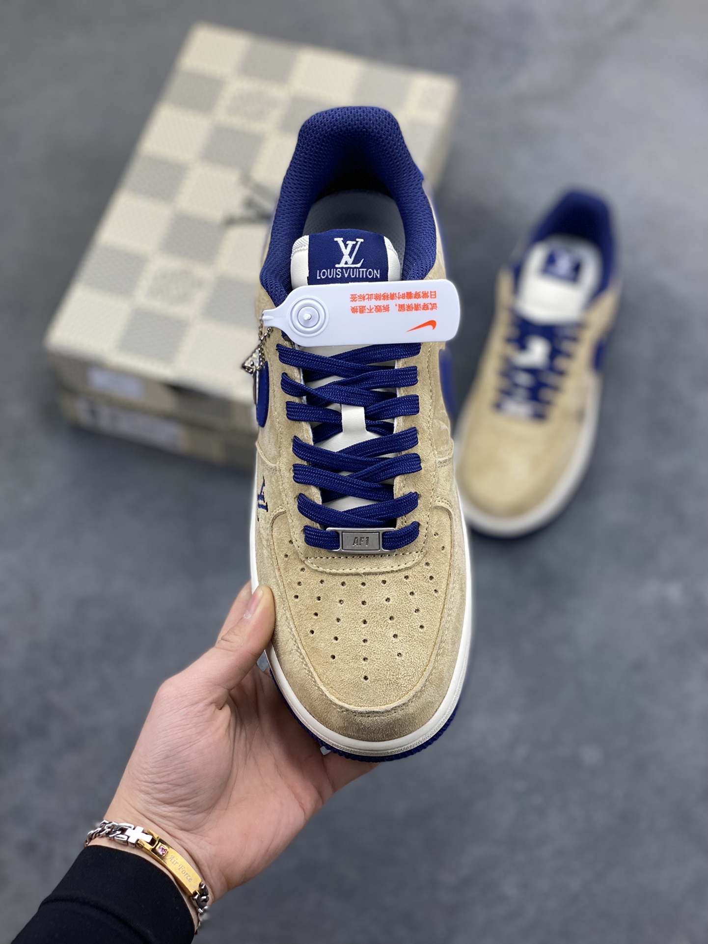 图片[2]-NIke Air Force 1 ‘07 Low “LV联名—沙褐藏蓝” 空军一号低帮 运动鞋 休闲鞋 顶级麂皮 折边针车 工艺难度大 原楦头原纸板 高端定制鞋盒 原厂鞋底 超高清洁度 细节完美 货号：FQ3545-300 尺码：36 36.5 37.5 38 38.5 39 40 40.5 41 42 42.5 43 44 44.5 45-选品中心