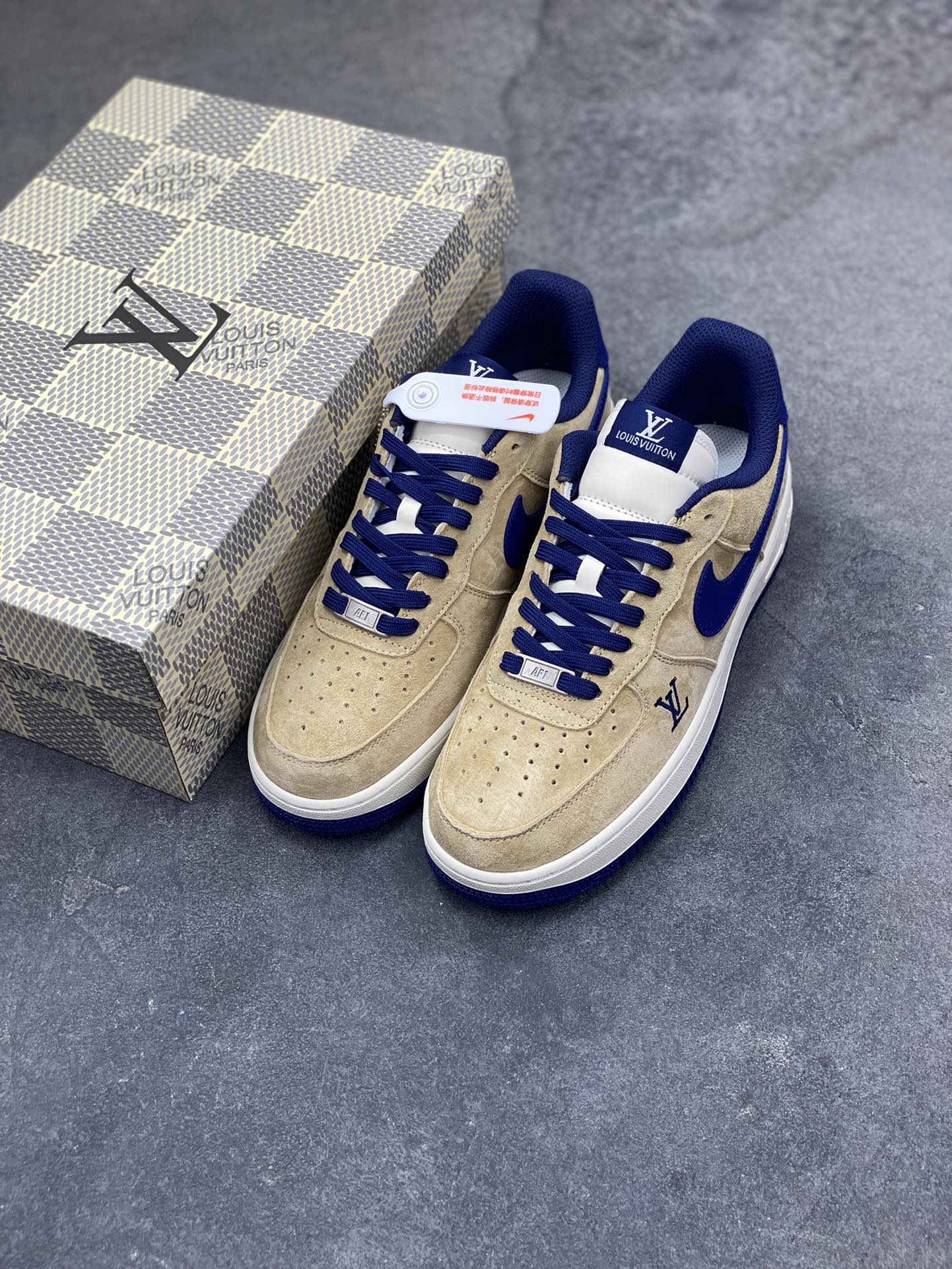 图片[8]-NIke Air Force 1 ‘07 Low “LV联名—沙褐藏蓝” 空军一号低帮 运动鞋 休闲鞋 顶级麂皮 折边针车 工艺难度大 原楦头原纸板 高端定制鞋盒 原厂鞋底 超高清洁度 细节完美 货号：FQ3545-300 尺码：36 36.5 37.5 38 38.5 39 40 40.5 41 42 42.5 43 44 44.5 45-选品中心