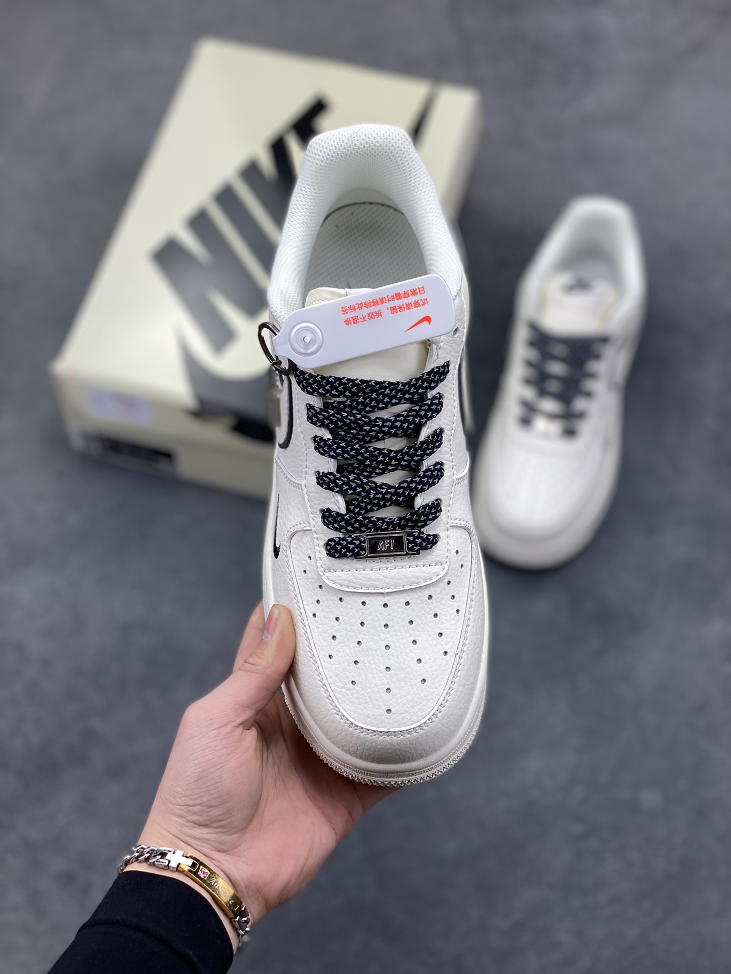 图片[2]-Nike Air Force 1 Low 原楦头原纸板 打造纯正空军版型 专注外贸渠道 全掌内置蜂窝气垫 原盒配件 原厂中底钢印、拉帮完美 货号： CS5288-051 尺码： 36 36.5 37.5 38 38.5 39 40 40.5 41 42 42.5 43 44 45\”},\”targetAlbum\”：{\”openPayment\”：false,\”vipState\”：1,\”id\”：\”_dSFDjXHMv0mKQtBbtIAOElfYwAx1svKApmA-选品中心