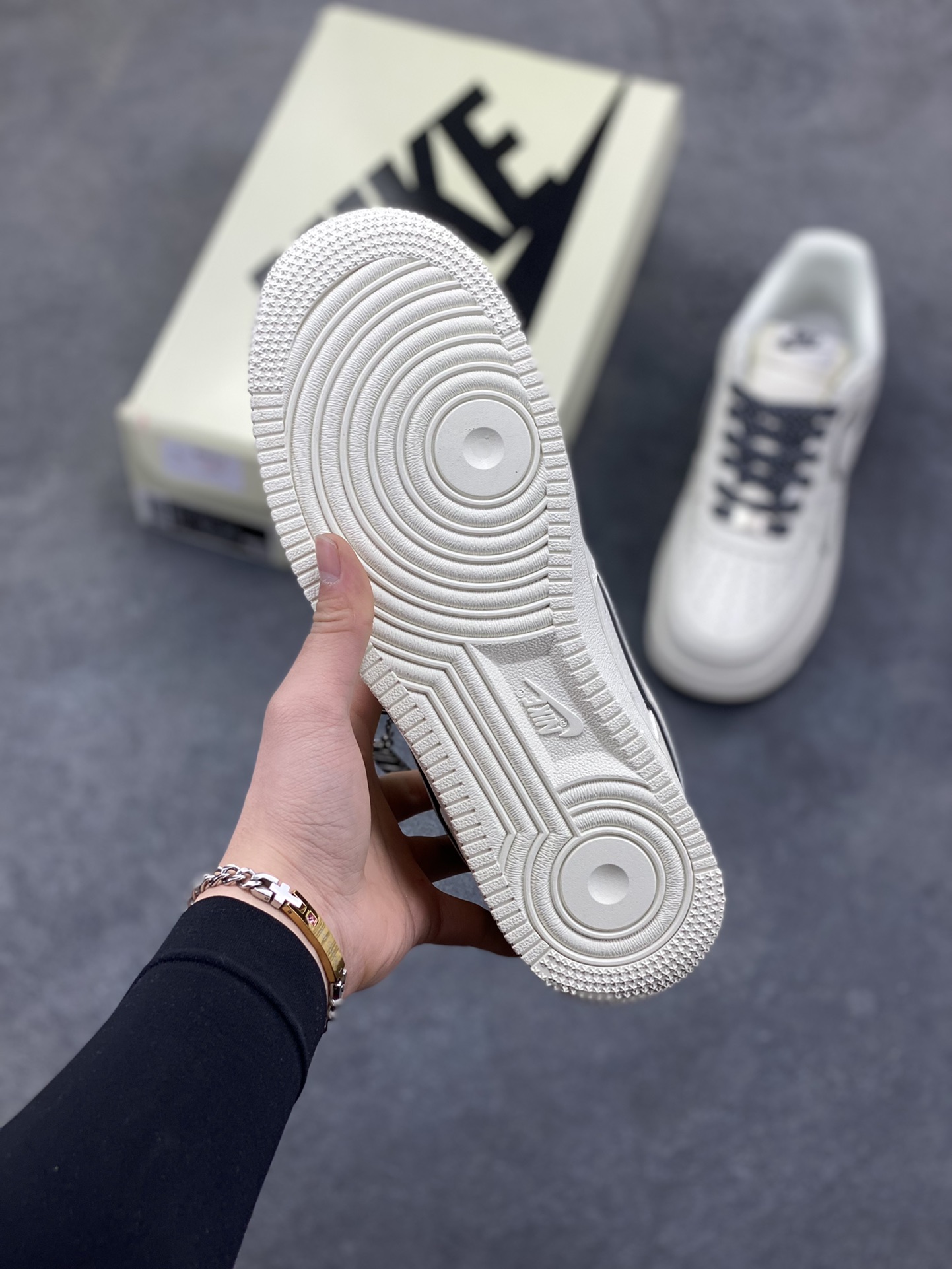 图片[5]-Nike Air Force 1 Low 原楦头原纸板 打造纯正空军版型 专注外贸渠道 全掌内置蜂窝气垫 原盒配件 原厂中底钢印、拉帮完美 货号： CS5288-051 尺码： 36 36.5 37.5 38 38.5 39 40 40.5 41 42 42.5 43 44 45\”},\”targetAlbum\”：{\”openPayment\”：false,\”vipState\”：1,\”id\”：\”_dSFDjXHMv0mKQtBbtIAOElfYwAx1svKApmA-选品中心
