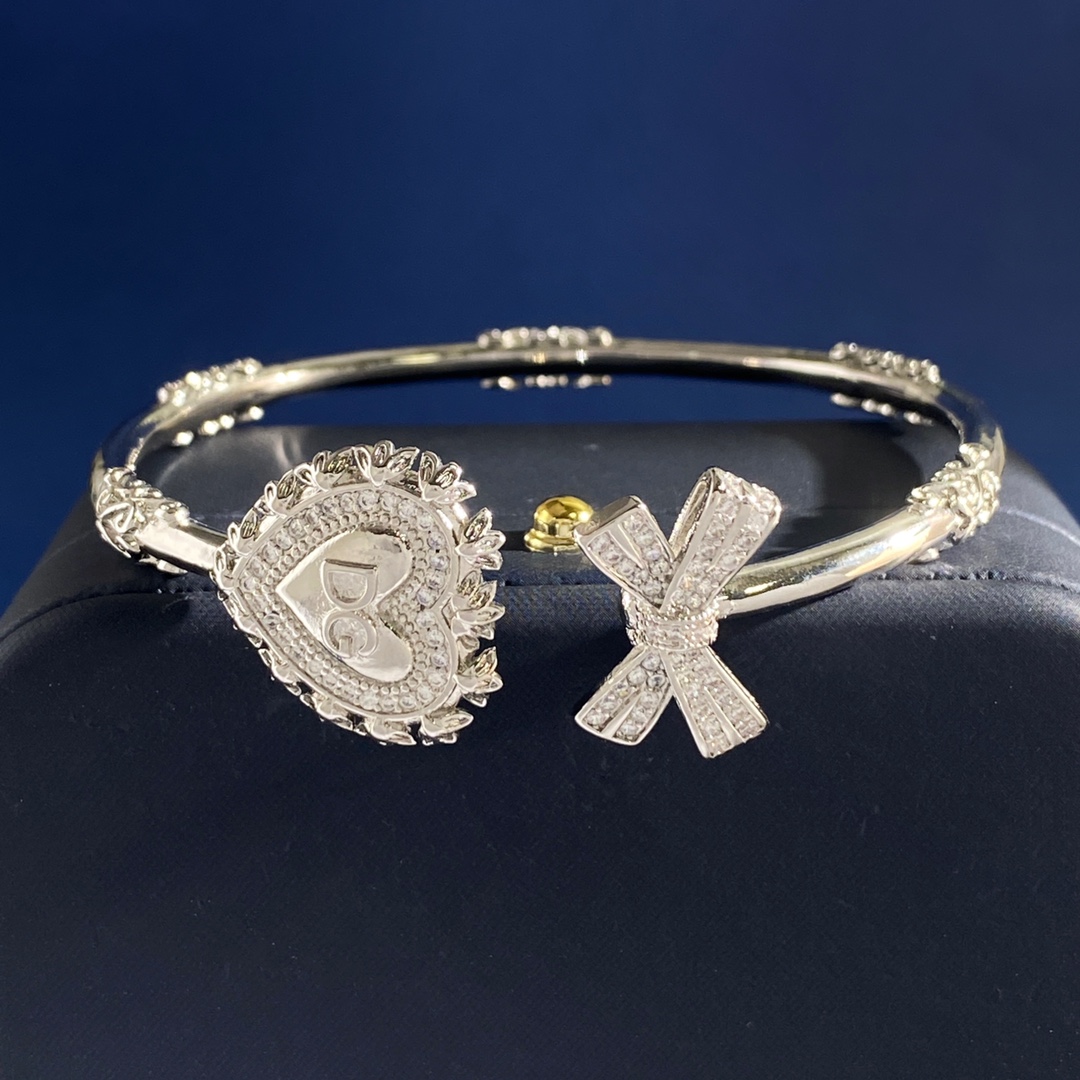 Dolce & Gabbana D&G杜嘉班纳宫廷风欧美 轻奢镶钻蝴蝶结花纹边镶钻爱心形立体DG小字母C形开口手镯 高级感手环黄铜材料镀金 重量约24