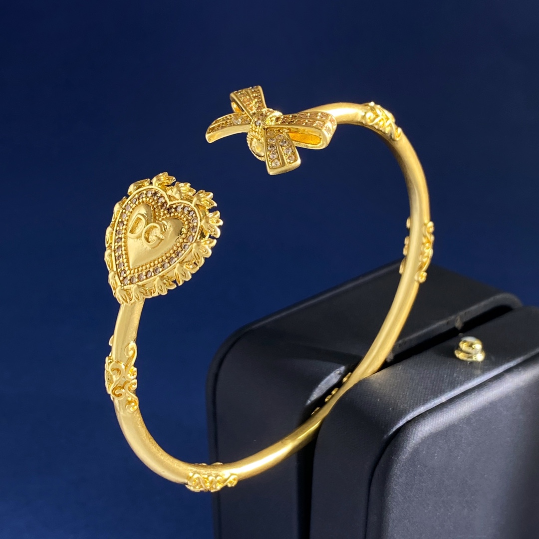 Dolce & Gabbana D&G杜嘉班纳宫廷风欧美 轻奢镶钻蝴蝶结花纹边镶钻爱心形立体DG小字母C形开口手镯 高级感手环黄铜材料镀金 重量约24