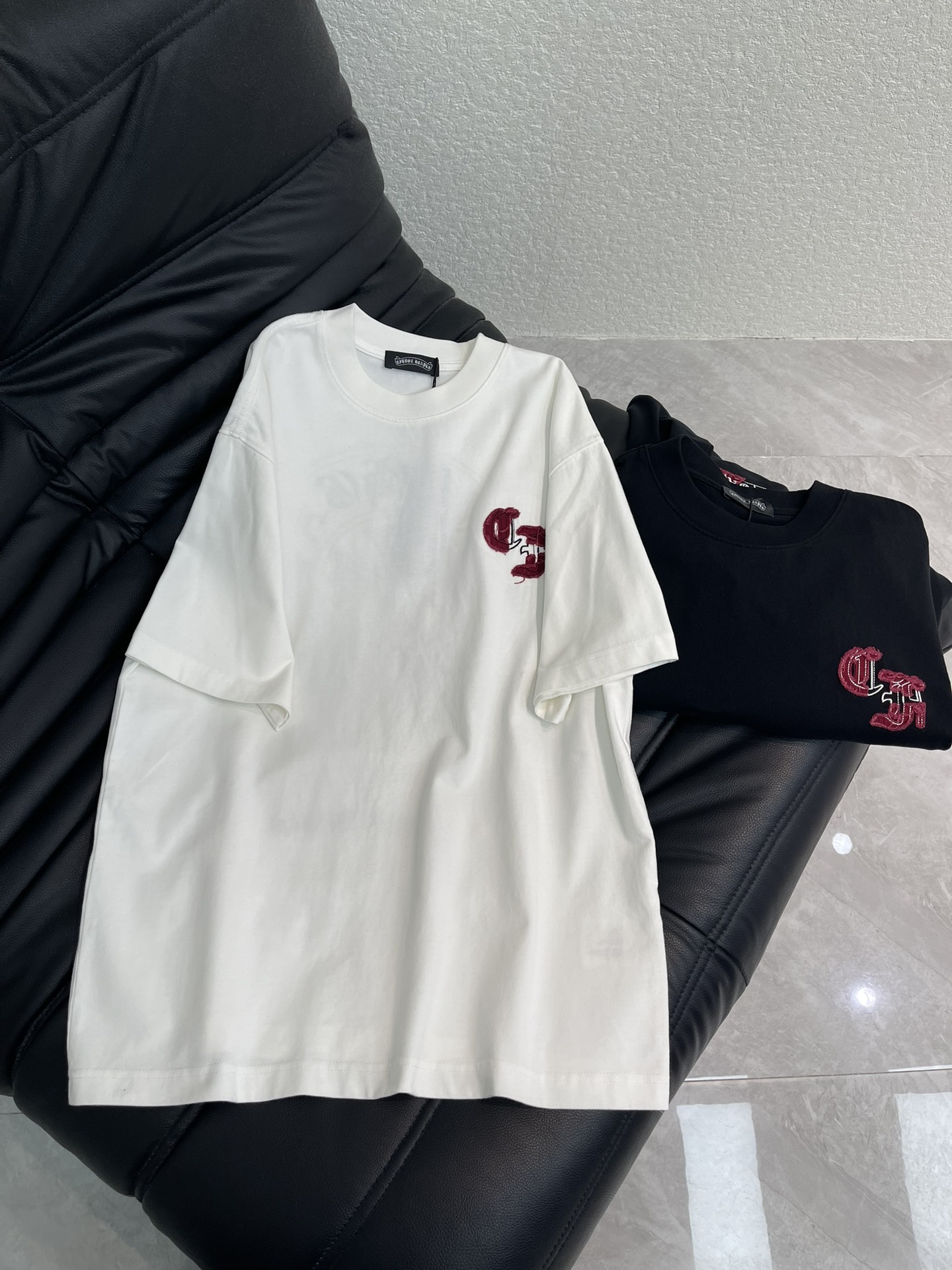 NO:687261,Chrome Heart* Chrome Heart 26 new spring and summer new cross short-sleeved T-shirt. Red patch on the chest with Sanskrit embroidery, large logo cross horseshoe patch with Sanskrit embroidery on the back, the whole piece is heavy-duty washing process, the edges of the patch are slightly rolled and naturally aged, three-dimensional layering, with a little damage, very visually lethal, adhering to the consistent rough style, the overall feeling is advanced, simple and generous  , the whole pattern is all decorated with patchwork three-dimensional embroidery technology, which is the finishing touch of the whole piece. The design on the back is particularly eye-catching!  !  Full of design, same style for men and women!  S-XL,,chrome hearts,chrome hearts,T-shirt,tees,t-shirt,19860909Chrome Heart*克罗心26春夏新款十字架短袖T恤.胸前红色贴布梵文 刺绣 后背大logo十字架马蹄贴布梵文刺绣 ,整件重工洗水工艺,贴布周边微卷自然做旧,立体层次感,带点小破坏,极具视觉杀伤力,秉承了一贯的粗旷作风, 整体感觉高级简单大方 ,整件的图案全部都是做的贴布立体绣工艺点缀,更是整件的点睛之作.背面设计感更是格外吸睛！！设计感十足,男女同款！S-XL,,chrome hearts,chrome hearts,T-shirt,tees，t-shirt,,Women's clothing