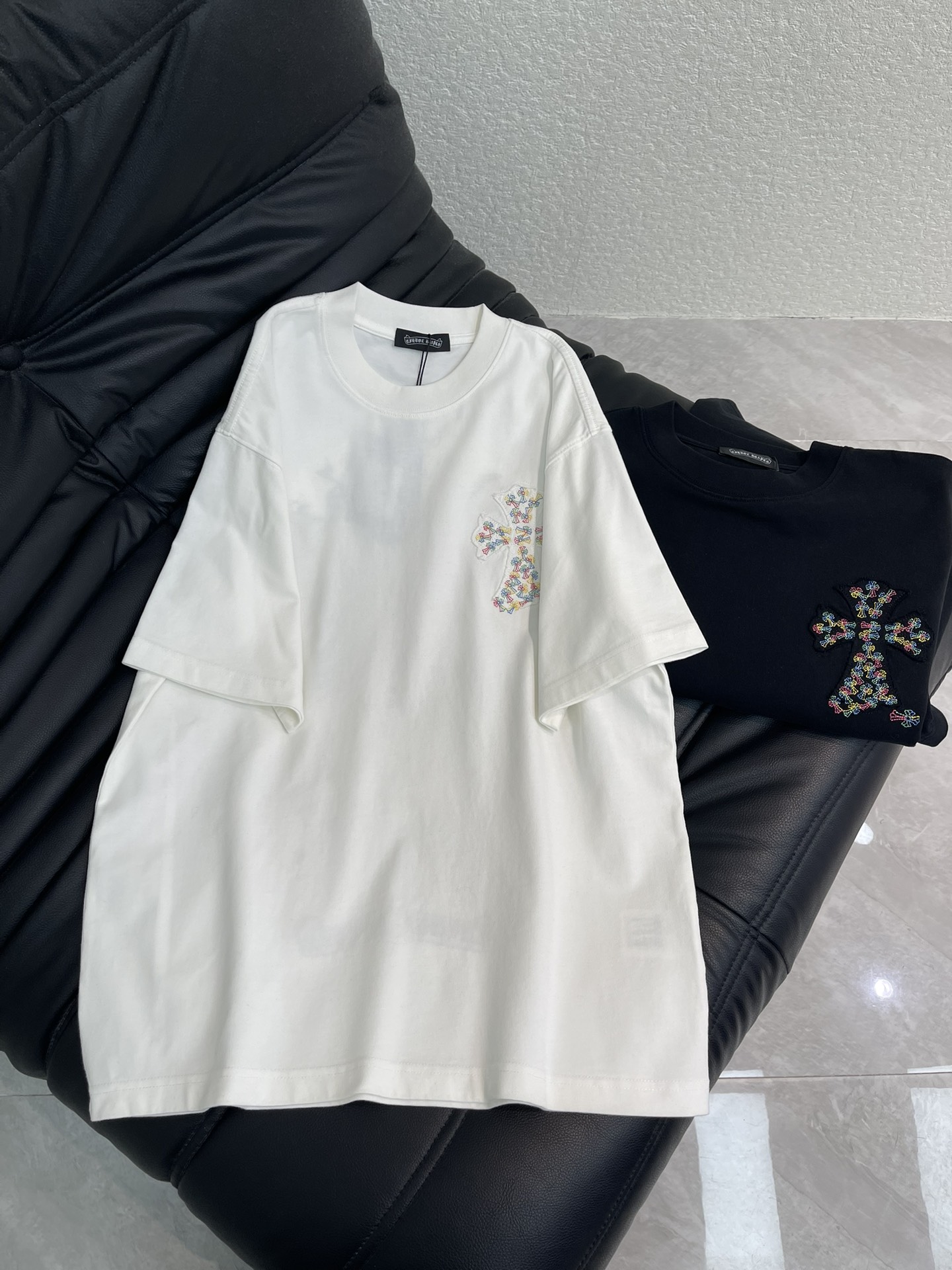 NO:687258,Chrome Heart* Chrome Heart 26 new spring and summer new cross short-sleeved T-shirt. Colorful cross embroidery on the chest, large logo cross Sanskrit embroidery on the back, heavy washing process of the whole piece, slightly curled around the patch, natural distressing, three-dimensional layering, with a little damage, very visually lethal, adhering to the consistent rough style, the overall feeling is advanced, simple and generous  , the whole pattern is all decorated with patchwork three-dimensional embroidery technology, which is the finishing touch of the whole piece. The design on the back is particularly eye-catching!  !  Full of design, same style for men and women!  S-XL,,chrome hearts,chrome hearts,T-shirt,tees,t-shirt,19860909Chrome Heart*克罗心26春夏新款十字架短袖T恤.胸前贴布彩色十字架 刺绣 后背大logo十字架梵文刺绣 ,整件重工洗水工艺 ,贴布周边微卷自然做旧,立体层次感,带点小破坏,极具视觉杀伤力,秉承了一贯的粗旷作风, 整体感觉高级简单大方 ,整件的图案全部都是做的贴布立体绣工艺点缀,更是整件的点睛之作.背面设计感更是格外吸睛！！设计感十足,男女同款！S-XL,,chrome hearts,chrome hearts,T-shirt,tees，t-shirt,,Women's clothing