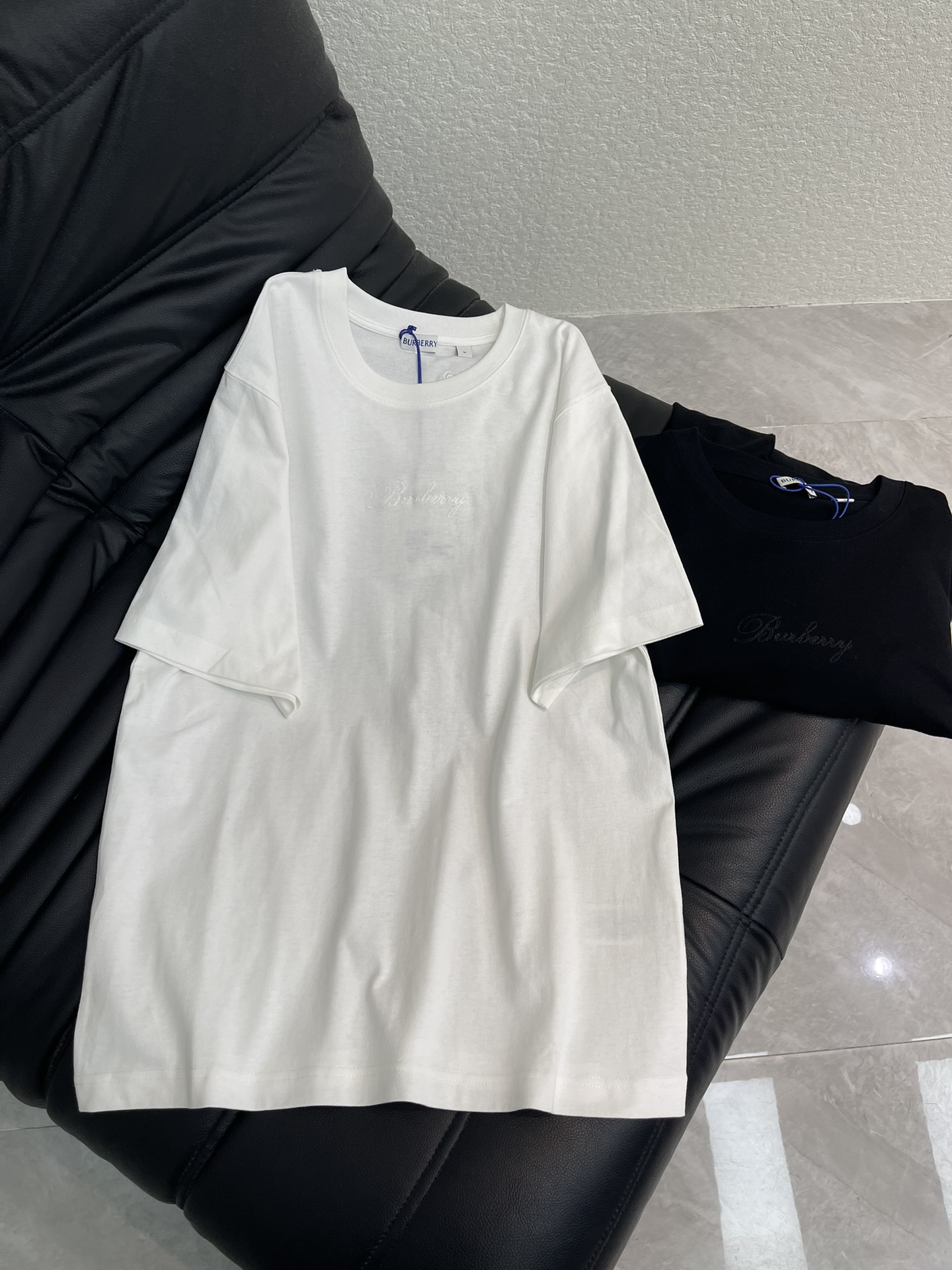 NO:687255,Burberr*26 new spring and summer BBr plaid back letter embroidered round neck short-sleeved T-shirt. Plaid cursive style logo decorated cotton round neck T-shirt, made of pure cotton fabric, integrated into chain stitch embroidery technology. The front and back are embellished with letter logo embroidery, forming a visual rhythm that echoes from front to back. Oversize loose version, same style for men and women. SML,, burberry, versace, T-shirt, tees, t-shirt,19860909Burberr*26春夏新款BBr格子背字母刺绣圆领短袖T恤.格纹草书风格徽标装饰棉质圆领T恤衫,选用纯棉面料打造,融入链式缝线刺绣工艺 前胸及背部均点缀字母徽标刺绣,构成了前后呼应的视觉节奏.Oversize宽松版型,男女同款.SML,,burberry,versace,T-shirt,tees，t-shirt,,Women's clothing