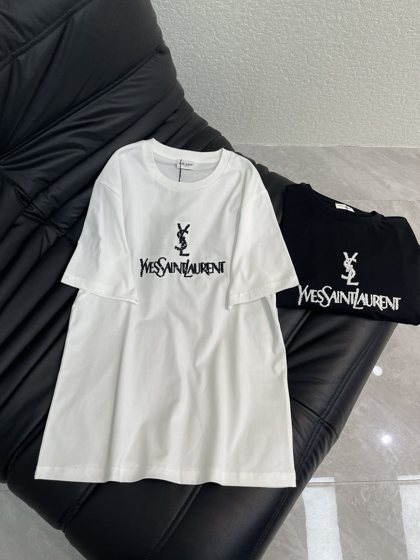 NO:687614,Ysl*26 spring and summer new style exquisite sequin embroidered short-sleeved T-shirt, high-end fabric, skin-friendly, breathable and comfortable, iconic letter pattern, low-key luxury, age-reducing girlhood!  A must-have artifact for Bai Fumei!  The classic version is versatile and easy to wear. It is highly recommended to keep it for yourself!  The quality of workmanship depends on the details SML,,saint laurent,T-shirt,tees,t-shirt,19860909Ysl*26春夏新款精致珠片刺绣短袖T恤 高订面料 亲肤透气舒适 标志性字母图案低调奢华 减龄少女时代！白富美必备神器！ 经典版型百搭不挑人 强烈推荐自留款！ 做工品质看细节 SML,,saint laurent,T-shirt,tees，t-shirt,,Women's clothing