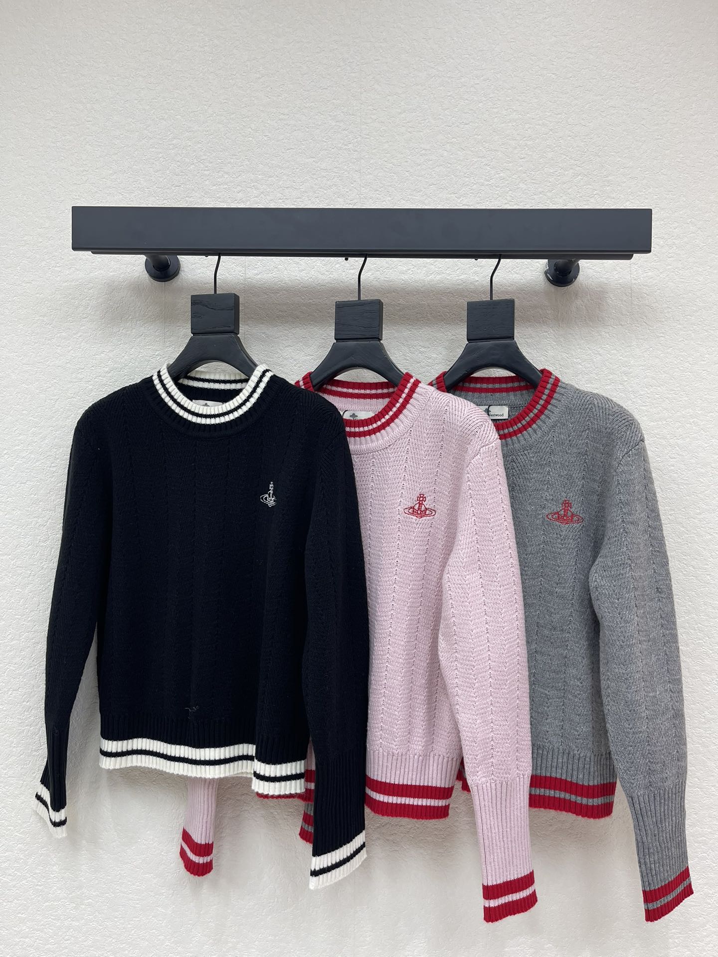 NO:687267,VivieneWestwoo*26 new early spring Saturn round neck knitted long-sleeved top!  Customized wool yarn material, delicate texture, soft and comfortable, round neck knitted long-sleeved cut, decorated with Saturn embroidered logo on the chest, showing the brand's tonality, versatile style, not picky, suitable for age-reducing fashionable retro style, collar, cuffs and hem, contrasting elastic thread binding, whole body vertical texture, slim fit to fit the body, the upper body is simple and advanced, fashionable and fashionable!  SML,,19860909VivieneWestwoo*26早春新款土星圆领针织长袖上衣！定制羊毛纱线材质 细腻肌理 柔软舒适 圆领针织长袖裁剪 胸前饰以土星刺绣徽标装饰 展示品牌调性 百搭款式不挑人 适配减龄时髦复古风格 领口袖口衣摆撞色弹力螺纹包边 通体竖列纹理 修身版型贴合身形 上身尽显简单高级 时髦洋气！SML,,,Women's clothing