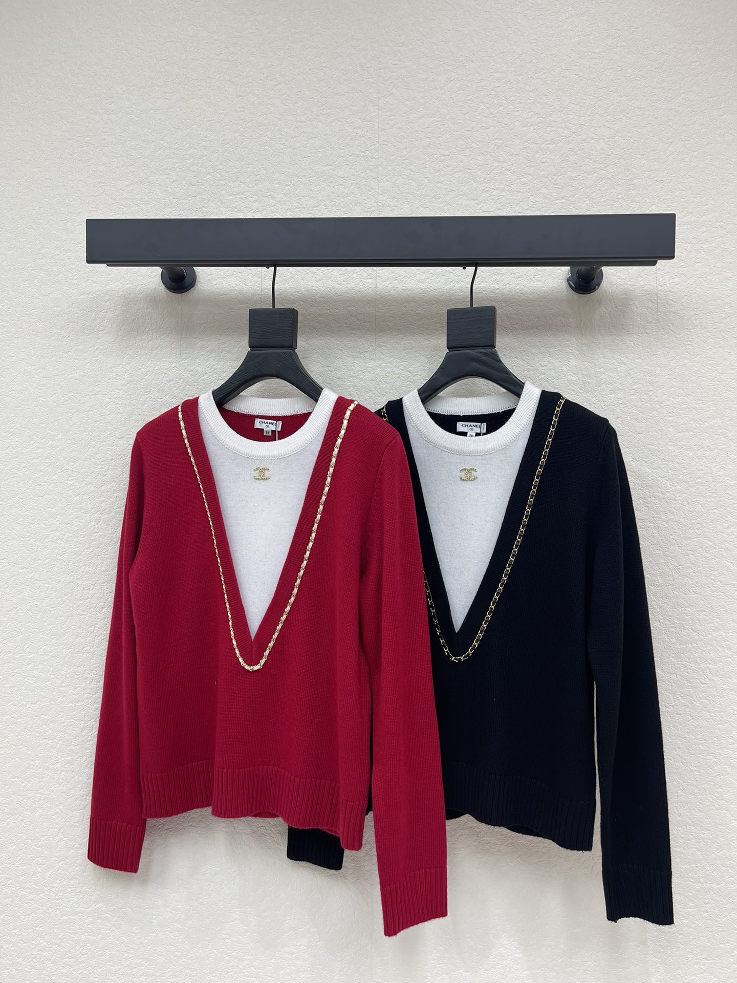 NO:687269,l CHANE*26 new early spring fake two-piece deep V chain knitted pullover long-sleeved top!  Customized wool knitted material, high quality, delicate, soft and comfortable. Round neck knitted long-sleeved cut, threaded edges to match. Customized brand hardware on the chest with diamond-set double C micro-marks and metal chains to match, highlighting the brand's high-end fashion!  SML,,chanel,19860909l CHANE*26早春新款假两件深V链条针织套头长袖上衣！定制羊毛针织材质织造 重工上乘 细腻柔软舒适 圆领针织长袖剪裁 螺纹包边相呼应 胸前定制品牌五金镶钻双C微标与金属链条相呼应 彰显品牌高级时髦！SML,,chanel,,Women's clothing