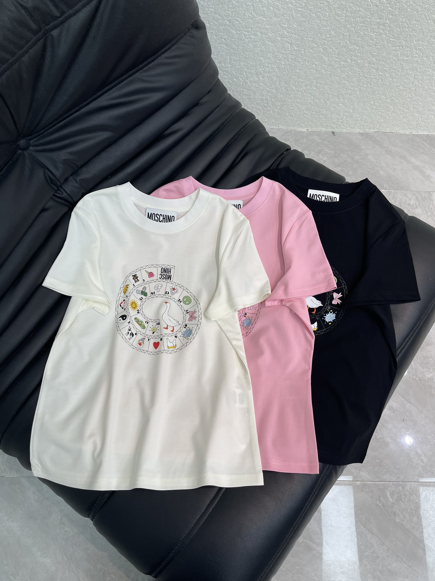 NO:687029,Moschin*26 new spring and summer short-sleeved T-shirt with animal cartoon element printing. It is made of mercerized cotton fabric with soft and delicate texture, simple and versatile, and has an age-reducing temperament!  The fit is slim and the effect is comfortable and good-looking!  Very suitable for summer wear.S-XXL,,T-shirt,tees,t-shirt,19860909Moschin*26春夏新款动物卡通元素印花短袖T恤.采用丝光棉面料质感柔软细腻,简约百搭,减龄气质！版型修身上身效果舒适好看！非常适合夏日穿着.S-XXL,,T-shirt,tees，t-shirt,,Women's clothing