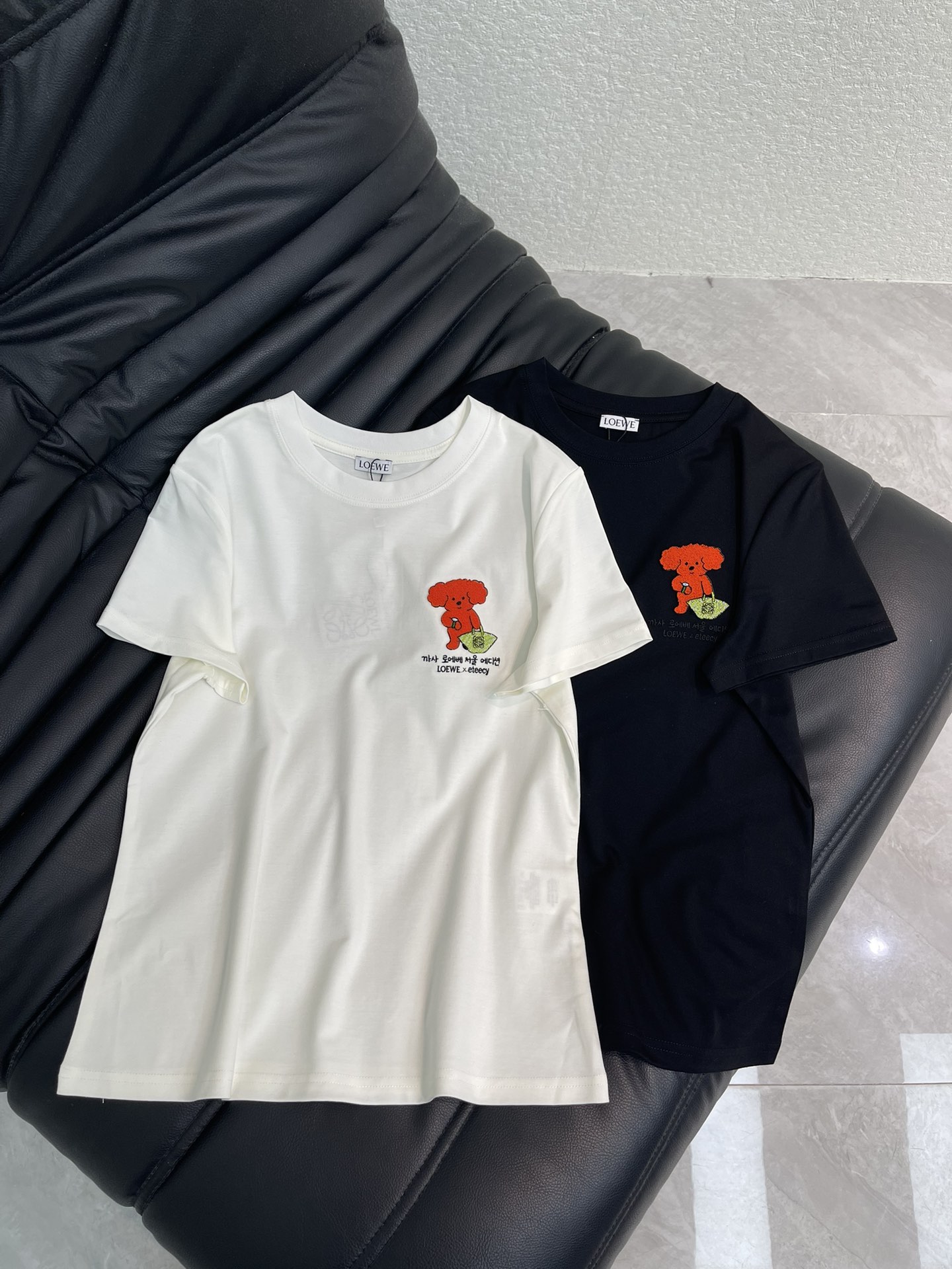 NO:687017,Loew*26 new spring and summer toothbrush embroidered puppy embroidered letter short-sleeved T-shirt. Made of mercerized cotton fabric with soft and delicate texture, simple and versatile, and age-reducing temperament!  The fit is slim and the effect is comfortable and good-looking!  Very suitable for summer wear.S-XXL A,,loewe,T-shirt,tees,t-shirt,19860909Loew*26春夏新款牙刷绣小狗刺绣字母短袖T恤.采用丝光棉面料质感柔软细腻,简约百搭,减龄气质！版型修身上身效果舒适好看！非常适合夏日穿着.S-XXL A,,loewe,T-shirt,tees，t-shirt,,Women's clothing